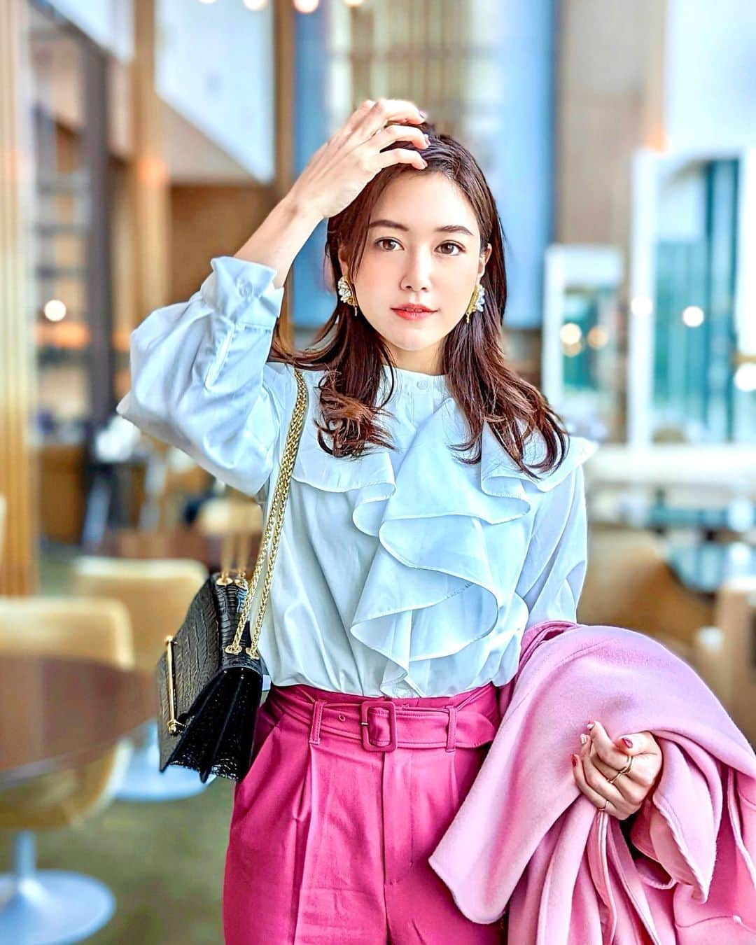 のインスタグラム：「こんばんは💕 . 先日 @conrad_tokyo の新作アフタヌーンティーの発表会へ🍓✨ Bee My Honeyストロベリーアフタヌーンティーで蜂蜜がアクセントになったいちごづくしのスイーツとセイボリー💕 . なのでちょっと春めくお洋服で🌸 . tops... @nostalgia_jp  pants... @rirandture_official  coat... @norc.jp  bag... @strathberry  shoes... @maisonvalentino  earrings... @_hapi.hapi_  . オールシーズン使えるブラウスはノスタルジアの前後2WAYフリルケープシャツ✨ ほんとインナーとしてフリルを見せても一枚で着ても華やかで可愛いの💕 しかも今だけ10%オフのスペシャルプライス！（元々プチプラなのにほんとすごい！） . あとはピンクでまとめて❤️ コートは @magaseek で購入してたやつだよ✌️買って正解❣️ あといつもと髪の毛分け目を変えてみました💇‍♀️気づいたかな？笑 . 今日はメイクライブもありがとうございました💕また投稿もしますね❤️ . #りなまるコーデ #nostalgiajp #ノスタルジア #アフタヌーンティー #afternoontea #コンラッド東京 #conradtokyo #いちごスイーツ #ピンクコーデ #pink #pinkstyle #いちご #strawberry #アフタヌーンティー巡り #東京ホテル #ホテルステイ #クリスマスコーデ #rirandture #リランドチュール #MAGASEEK #norc #ピンクカラー #コートコーデ #ピンク好き #蜂蜜 #honey #コーデ #コーディネート #冬コーデ #プチプラコーデ」