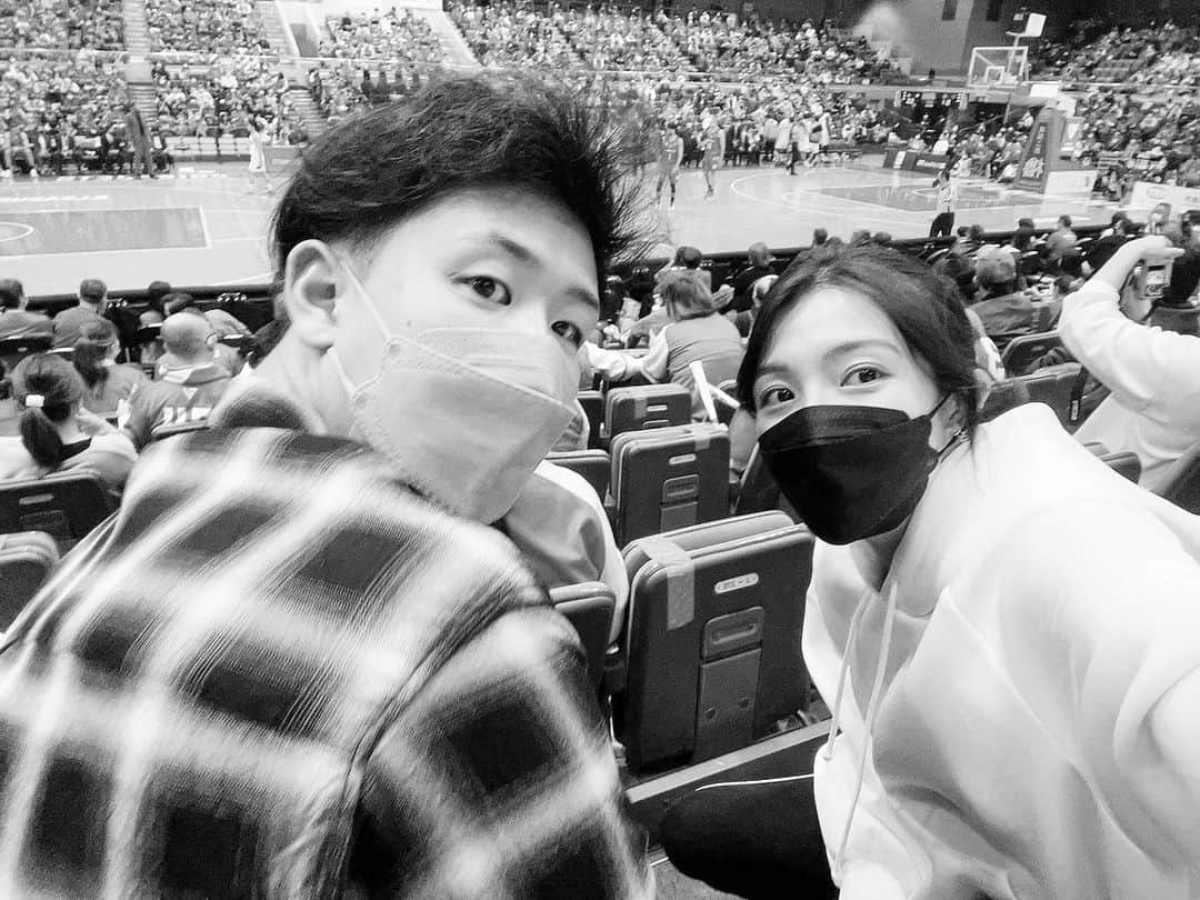 淡輪優希のインスタグラム：「お互いスポーツ観戦が好きなのでオフは毎年何かしらのスポーツを見に行きますが、今年はまず #Bリーグ観戦 に🏀🔥」