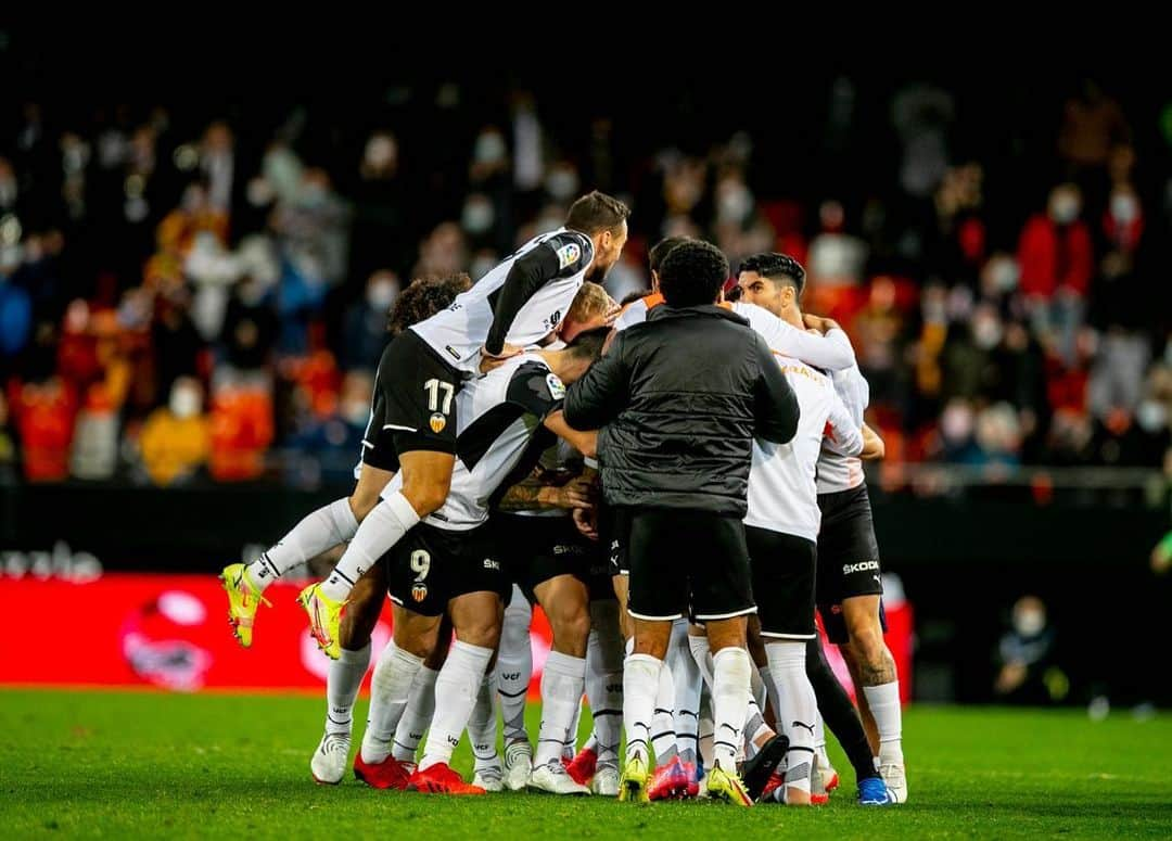 デニス・チェリシェフさんのインスタグラム写真 - (デニス・チェリシェフInstagram)「Los tres puntos se quedan en Mestalla. EQUIPO 💪🏻🦇. #AmuntValencia #LaLiga #LaLigaSantander  Слава Богу за Всё ☦️」12月12日 5時53分 - cheryshev90