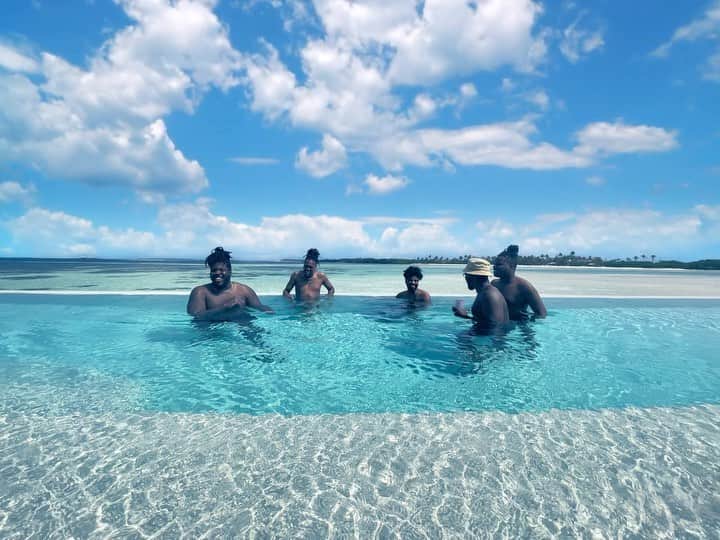 テイラー・ジェームスのインスタグラム：「island boys 🏝🏖 @wetheband」