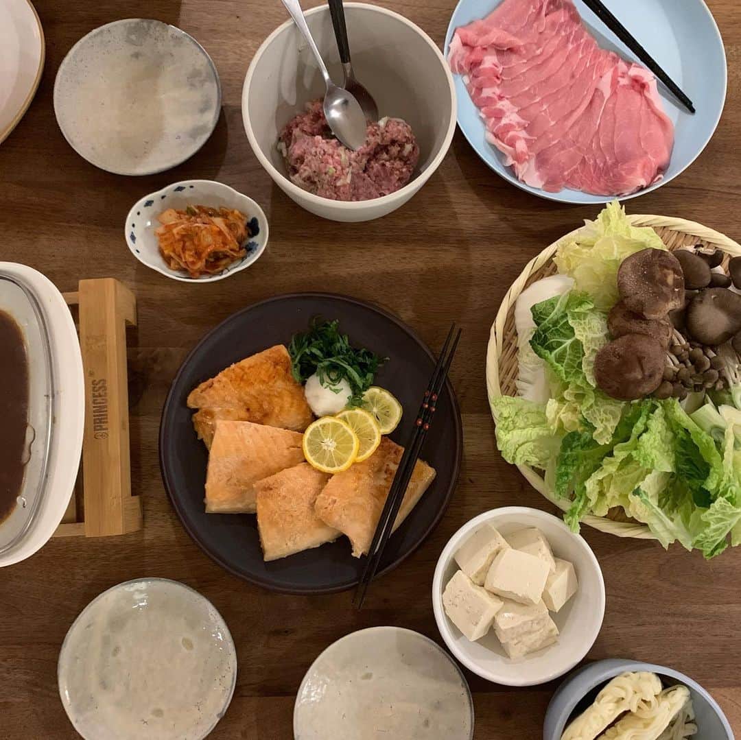 安田美沙子さんのインスタグラム写真 - (安田美沙子Instagram)「おはよう🤍 今日は、中京テレビ「大とくさん」 9:55〜生放送です✨  お料理する予定☺️がんばるぞー！  　 写真は、　@maikodeluxe の作った粕床を使って鮭を1日漬けてみました。美味しさ倍増でした❤️  これ、パスタにも使える🍝  お客さんが来たので、鶏鍋、火鍋のハーフにしました❤️ 肉団子はハーブ風味🌿  鍋の季節やなぁ☺️  #みさこクッキング　#生放送 #鮭　#粕床　#パスタ　#肉 #火鍋　#鶏鍋　#こどもうどん #発酵　#上川大雪酒造 @four_o_five_405  包丁再販してます✨」12月12日 6時19分 - yasuda_misako