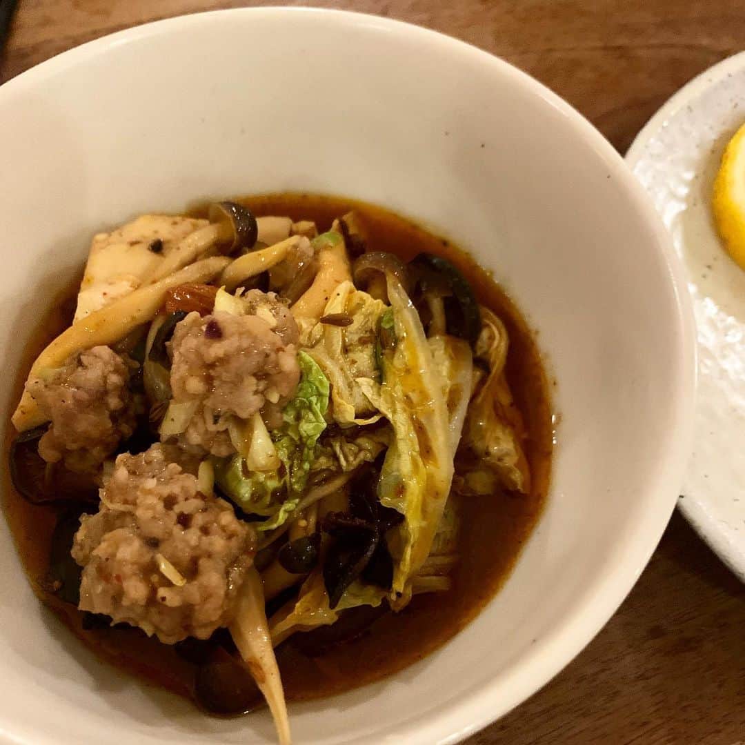 安田美沙子さんのインスタグラム写真 - (安田美沙子Instagram)「おはよう🤍 今日は、中京テレビ「大とくさん」 9:55〜生放送です✨  お料理する予定☺️がんばるぞー！  　 写真は、　@maikodeluxe の作った粕床を使って鮭を1日漬けてみました。美味しさ倍増でした❤️  これ、パスタにも使える🍝  お客さんが来たので、鶏鍋、火鍋のハーフにしました❤️ 肉団子はハーブ風味🌿  鍋の季節やなぁ☺️  #みさこクッキング　#生放送 #鮭　#粕床　#パスタ　#肉 #火鍋　#鶏鍋　#こどもうどん #発酵　#上川大雪酒造 @four_o_five_405  包丁再販してます✨」12月12日 6時19分 - yasuda_misako