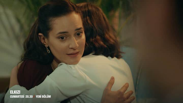 Sedef Avciのインスタグラム：「Haftaya görüşmek üzere 👰🏻 @elkizifox  @foxturkiye  @ntcmedyatv」