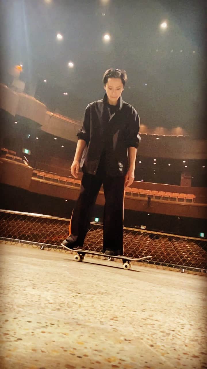 久保田秀敏のインスタグラム：「・ 日に日にスケボーが上達していってるっていうこの過程がめちゃくちゃ楽しい。 ・ ・ ・ 30代の皆さん。 30代半ばから本格的にスケボー始めても1ヶ月でここまでは来れますよ💪  諦めるのはまだ早い！笑  ・ ・ ・  まだまだ全然なクオリティーですが 最高な先生達に囲まれながら頑張ります🛹  #スケボー #スケボー初心者  #スケボー練習  #sk8  #エスケーエイト」