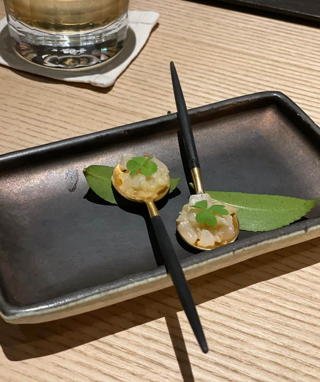 のインスタグラム：「・ ディナーは洋食を選びました。 ・  アマン京都にはふたつのダイニングがあります。 緑が美しい森の庭を一望する「ザ・リビング パビリオン by アマン」では、「Land to Table」をコンセプトに京都近郊の食材を基調とする料理ご堪能いただけます。 ・ また、荘厳な石門の外側に位置する日本料理「鷹庵」では、総料理長おまかせのテイスティングメニューを楽しめるそうです。 ・ ご宿泊以外のお客さまにもご利用いただけるので、是非☺️ ・ ・ ゆっくりとした時間で、料理だけを愉しむ、そんなひと時‥ ・ ・  いつも「いいね♡」を頂きありがとうございます。 皆様のお言葉に励まされています☺️☺️  #美ST #美魔女 #team美魔女 #クィーンオブ美魔女 #国民的美魔女コンテスト #坂村かおる #トータルビューティーアドバイザー #美しく老いる #美容好きと繋がりたい #コスメ好きと繋がりたい #ファッション好きと繋がりたい #今日のコーデ #お洋服好きと繋がりたい #美魔女が変わる #美意識高い人と繋がりたい #トータルバランス #アマン京都 #アマン京都ディナー」