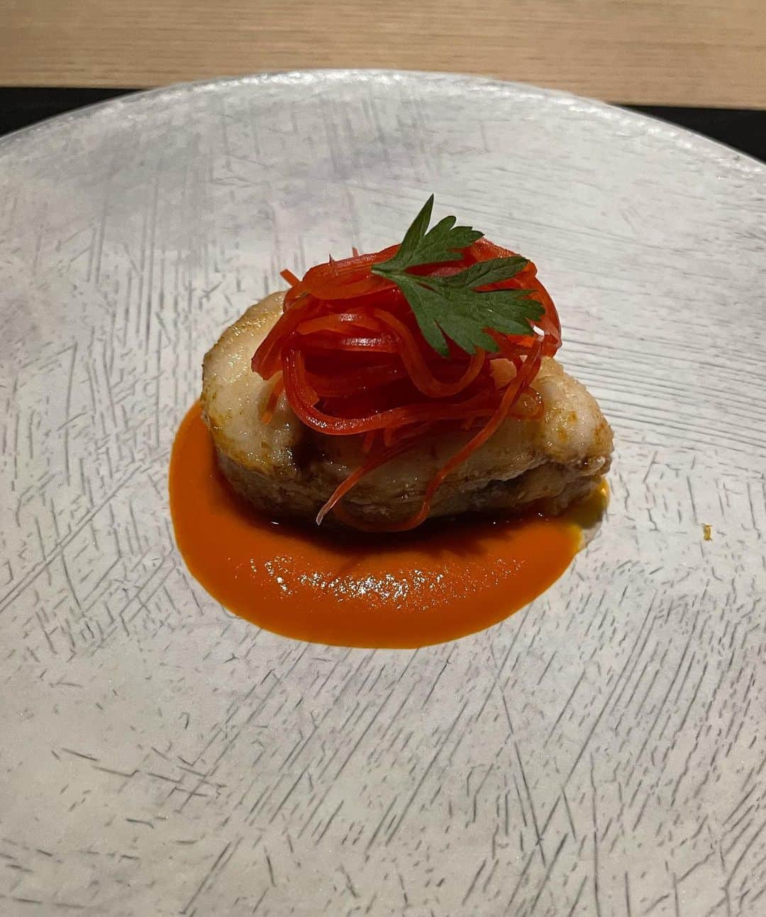 坂村かおるさんのインスタグラム写真 - (坂村かおるInstagram)「・ ディナーは洋食を選びました。 ・  アマン京都にはふたつのダイニングがあります。 緑が美しい森の庭を一望する「ザ・リビング パビリオン by アマン」では、「Land to Table」をコンセプトに京都近郊の食材を基調とする料理ご堪能いただけます。 ・ また、荘厳な石門の外側に位置する日本料理「鷹庵」では、総料理長おまかせのテイスティングメニューを楽しめるそうです。 ・ ご宿泊以外のお客さまにもご利用いただけるので、是非☺️ ・ ・ ゆっくりとした時間で、料理だけを愉しむ、そんなひと時‥ ・ ・  いつも「いいね♡」を頂きありがとうございます。 皆様のお言葉に励まされています☺️☺️  #美ST #美魔女 #team美魔女 #クィーンオブ美魔女 #国民的美魔女コンテスト #坂村かおる #トータルビューティーアドバイザー #美しく老いる #美容好きと繋がりたい #コスメ好きと繋がりたい #ファッション好きと繋がりたい #今日のコーデ #お洋服好きと繋がりたい #美魔女が変わる #美意識高い人と繋がりたい #トータルバランス #アマン京都 #アマン京都ディナー」12月11日 22時27分 - kaoru.sakamura