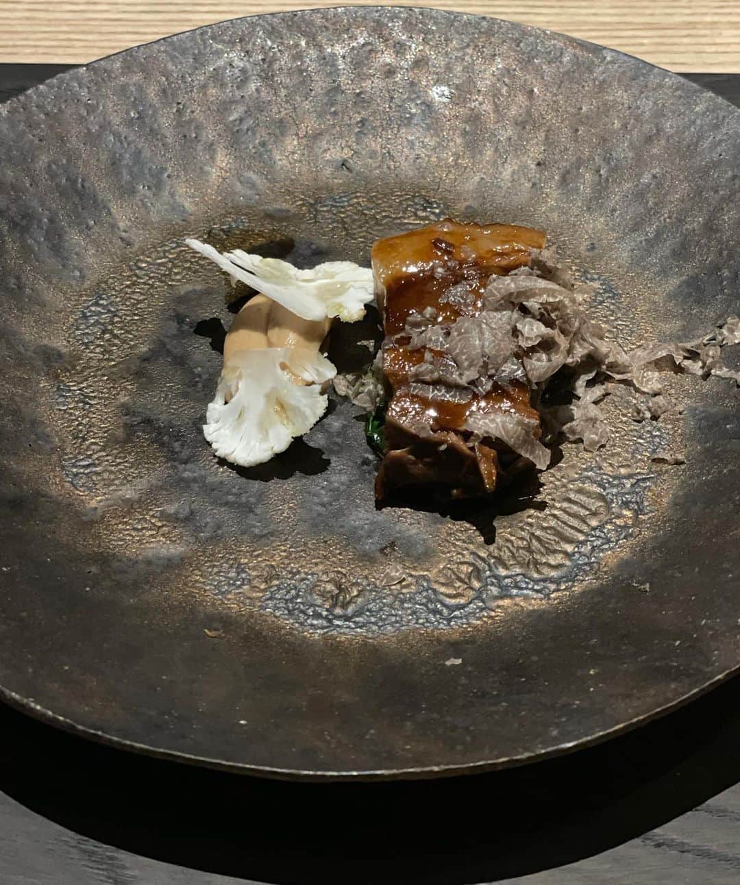 坂村かおるさんのインスタグラム写真 - (坂村かおるInstagram)「・ ディナーは洋食を選びました。 ・  アマン京都にはふたつのダイニングがあります。 緑が美しい森の庭を一望する「ザ・リビング パビリオン by アマン」では、「Land to Table」をコンセプトに京都近郊の食材を基調とする料理ご堪能いただけます。 ・ また、荘厳な石門の外側に位置する日本料理「鷹庵」では、総料理長おまかせのテイスティングメニューを楽しめるそうです。 ・ ご宿泊以外のお客さまにもご利用いただけるので、是非☺️ ・ ・ ゆっくりとした時間で、料理だけを愉しむ、そんなひと時‥ ・ ・  いつも「いいね♡」を頂きありがとうございます。 皆様のお言葉に励まされています☺️☺️  #美ST #美魔女 #team美魔女 #クィーンオブ美魔女 #国民的美魔女コンテスト #坂村かおる #トータルビューティーアドバイザー #美しく老いる #美容好きと繋がりたい #コスメ好きと繋がりたい #ファッション好きと繋がりたい #今日のコーデ #お洋服好きと繋がりたい #美魔女が変わる #美意識高い人と繋がりたい #トータルバランス #アマン京都 #アマン京都ディナー」12月11日 22時27分 - kaoru.sakamura