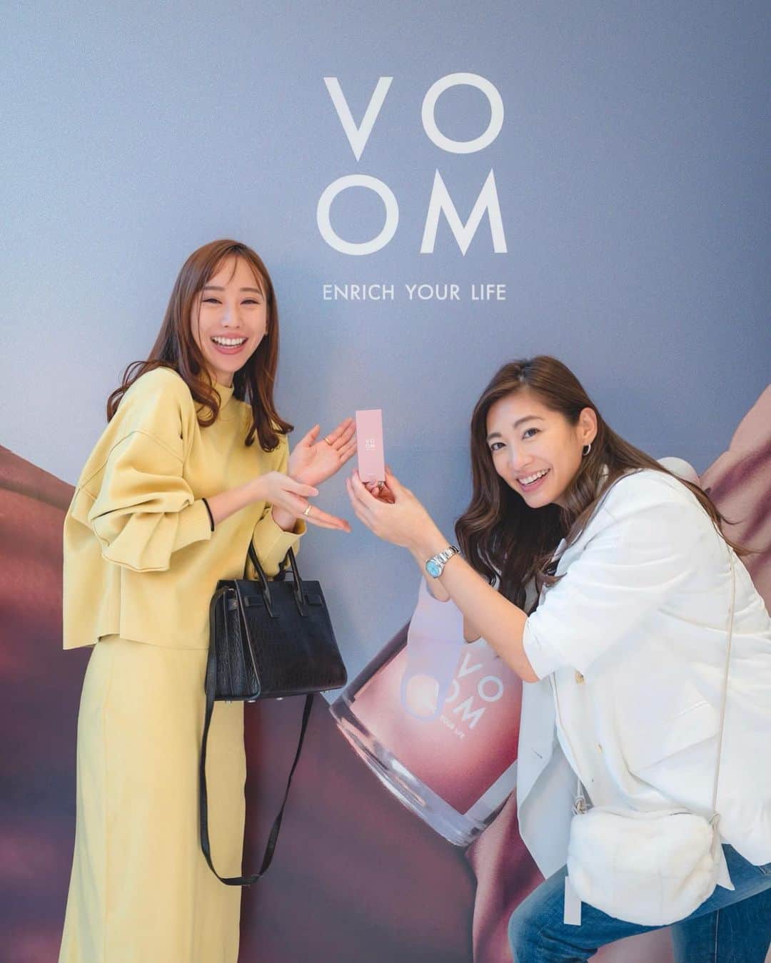 秋倉諒子のインスタグラム：「@voom_japan  おめでとうございます☺️🎉 「新感覚アンダーリップオイル」 私もプレゼント用にも購入しました🎁✨  お問い合わせ頂いた 黄色のセットアップと リールのコートは両方とも @maisonspecial_women さんです💛🖤 バッグやブーツもタグ付けしたのでチェック！🏷👗✨  #voom#アンダーリップ#ootd」