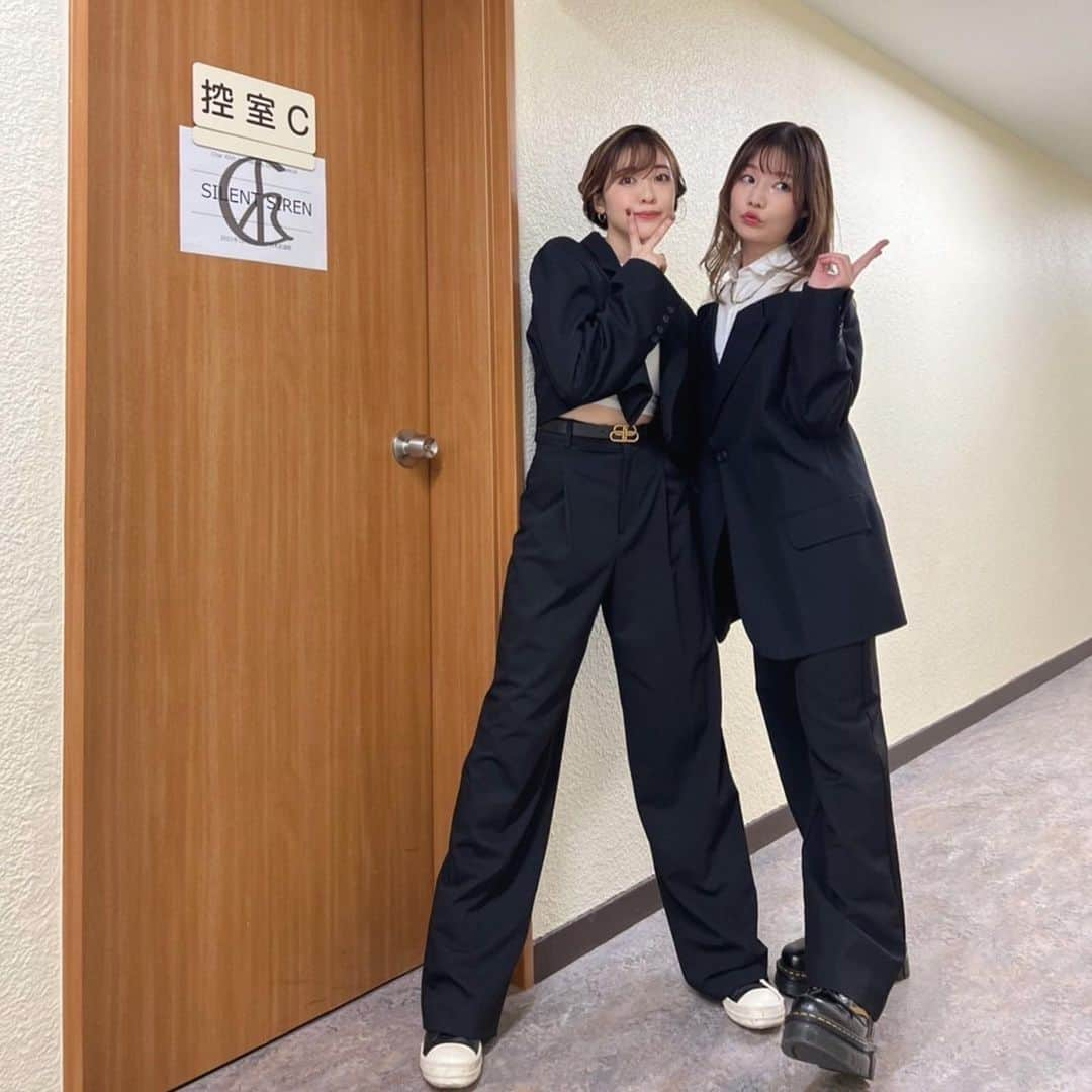 吉田菫さんのインスタグラム写真 - (吉田菫Instagram)「「𝐂𝐡𝐚𝐫 𝟒𝟓𝐭𝐡 𝐚𝐧𝐧𝐢𝐯𝐞𝐫𝐬𝐚𝐫𝐲 𝐜𝐨𝐧𝐜𝐞𝐫𝐭 𝐬𝐩𝐞𝐜𝐢𝐚𝐥」  charさんの45周年ライブ@武道館で　@fender_jp  チャリティープロジェクトのテーマ曲 WE LOVE MUSIC の初披露に参加させていただきました！！  このライブやプロジェクトに参加出来るのはとても光栄で 今日も豪華な大先輩達と共にの演奏で あり得ないほど緊張してましたが すごくすごく楽しかったです😭💞  MVとはソロの構成も変わって 尺も伸びたのでど緊張でした🤣✨  セッティングの関係で自分の後ろにエフェクターがきてしまって 後ろ向けなかったので スイッチングはにゃんちゃんがやってくれました💗💗ばっちりだった🥰  charさんのライブも本当にかっこよくてゲストさんのステージも最高すぎた… どんな空間にジョインしちゃってんのって夢みたいでした😭💞  charさん45周年、Fender75周年おめでとうございます㊗️これからもよろしくお願いします😇💞  ここからは切り替えて ツアーにむけて頑張るぞおおお！！！🔥  #WELOVEMUSIC」12月11日 22時41分 - sumiredooon1228