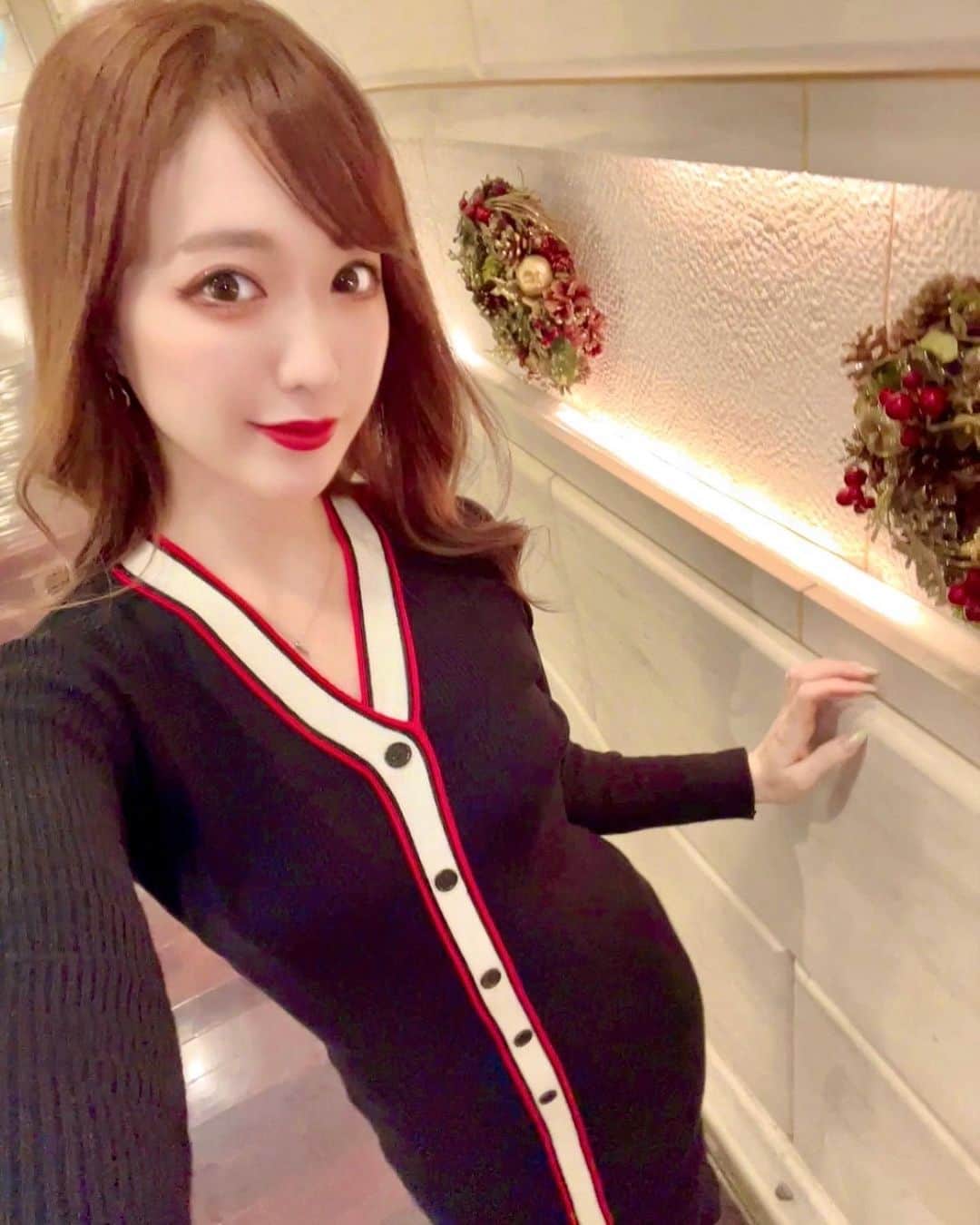 のインスタグラム：「・ ワンピースコーデ💓 このワンピは着痩せ効果もあって デザインも可愛いしお気に入り😍 ・ ・ 最近始めた @choice0610official で 普段実際に使ってるオススメな ファッションアイテムやコスメを 紹介してるから覗いてみてね💓 ・ おそろコーデしてくれたら 嬉しいな🥺💓💓💓 ・ ・ ・ ・ #CHOICE#withCHOICE#code#codenate #fashion#black#インフルエンサー #インフルエンサーショップ#ワンピ#ワンピース#コーデ#コーディネート#黒コーデ#冬コーデ#ファッション#私服」