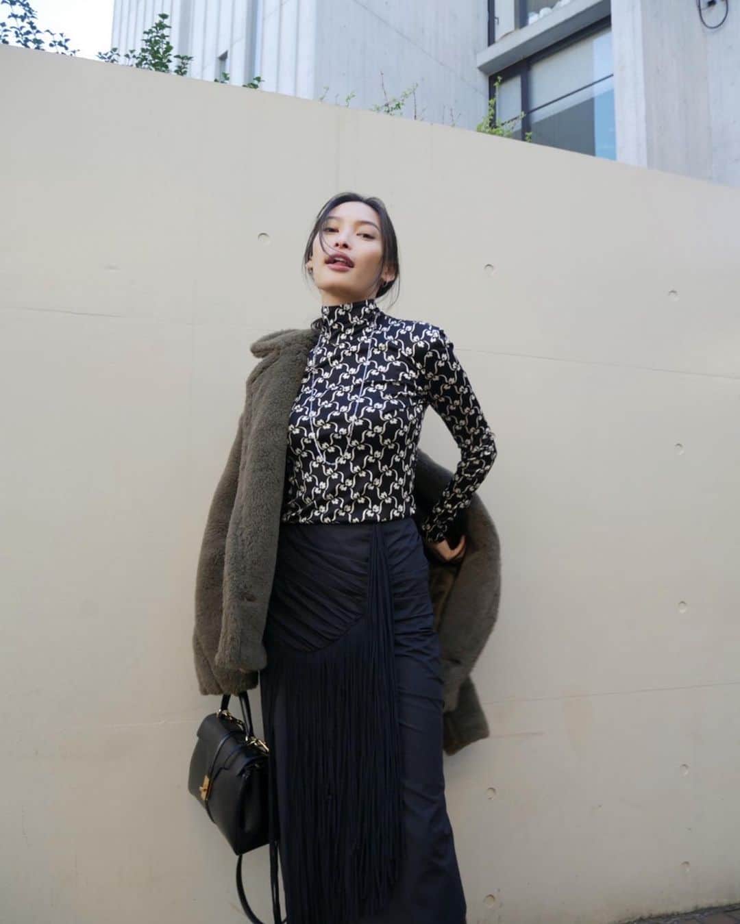 大政絢のインスタグラム：「#今日の絢服  コートがもふもふなので 中はすっきりと🌿  tops and skirt @toryburch  bag @celine  coat @maxmara」