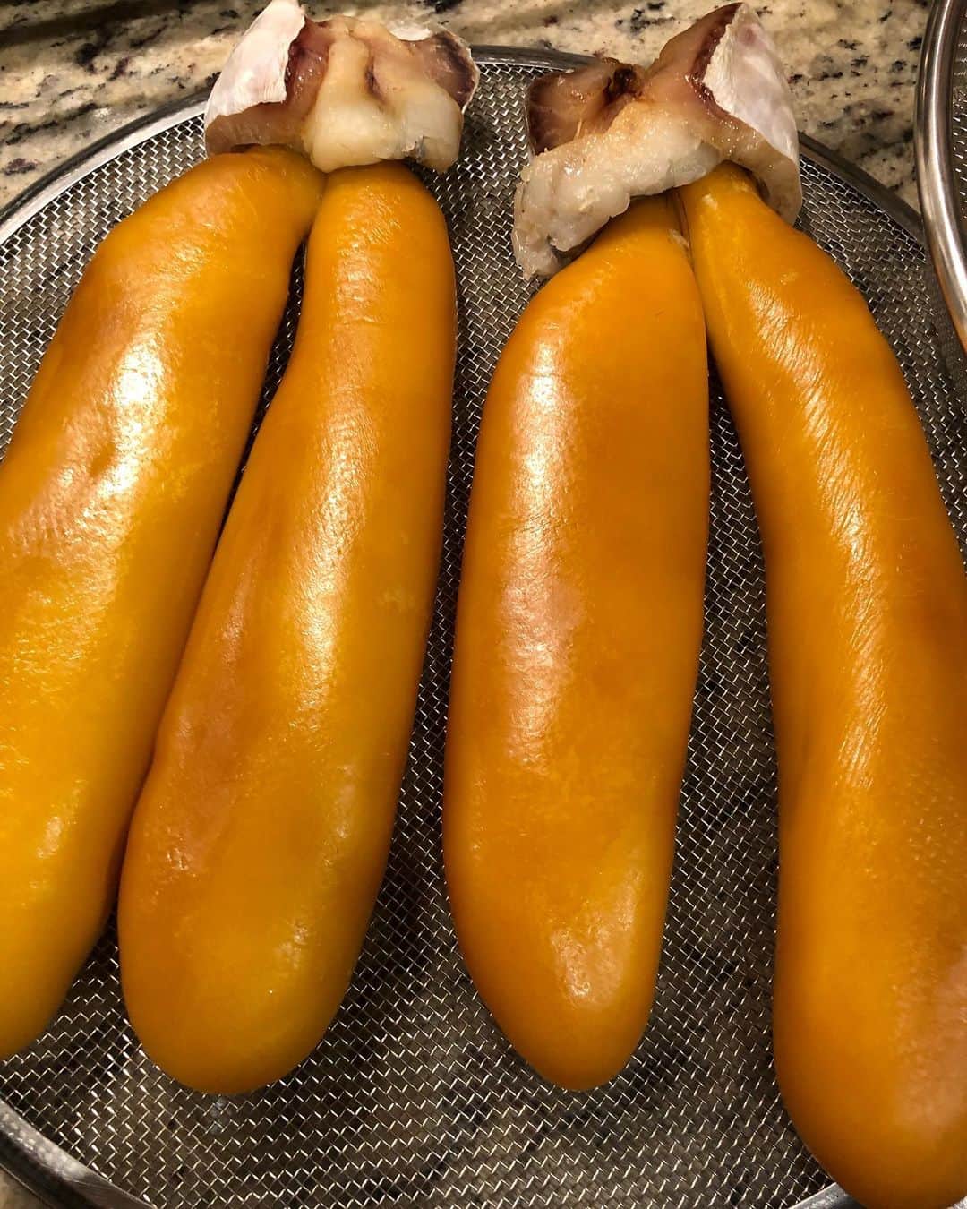 甘糟記子さんのインスタグラム写真 - (甘糟記子Instagram)「第二回のカラスミちゃん、本日16日目の干し終わりました\(//∇//)\  なんか良い感じに硬さもなり、完成ということに決定！  とりあえず明日の朝まで冷蔵庫干しして終了です(๑>◡<๑)  いよいよ食べるぞ(〃ω〃)  売ってるのはもっと表面も綺麗だけど、網の目もついちゃってるからカサカサ具合が目立つわ（笑）  でもきっと美味しいはず！！  第3回のカラスミちゃん達も干し始め、今日で３日目終了！  最終的に味比べするのが楽しみだな〜\(//∇//)\  #甘糟カラスミ日記#手作りカラスミ#カラスミ#珍味#実験みたい#楽しい」12月11日 23時04分 - norihey924