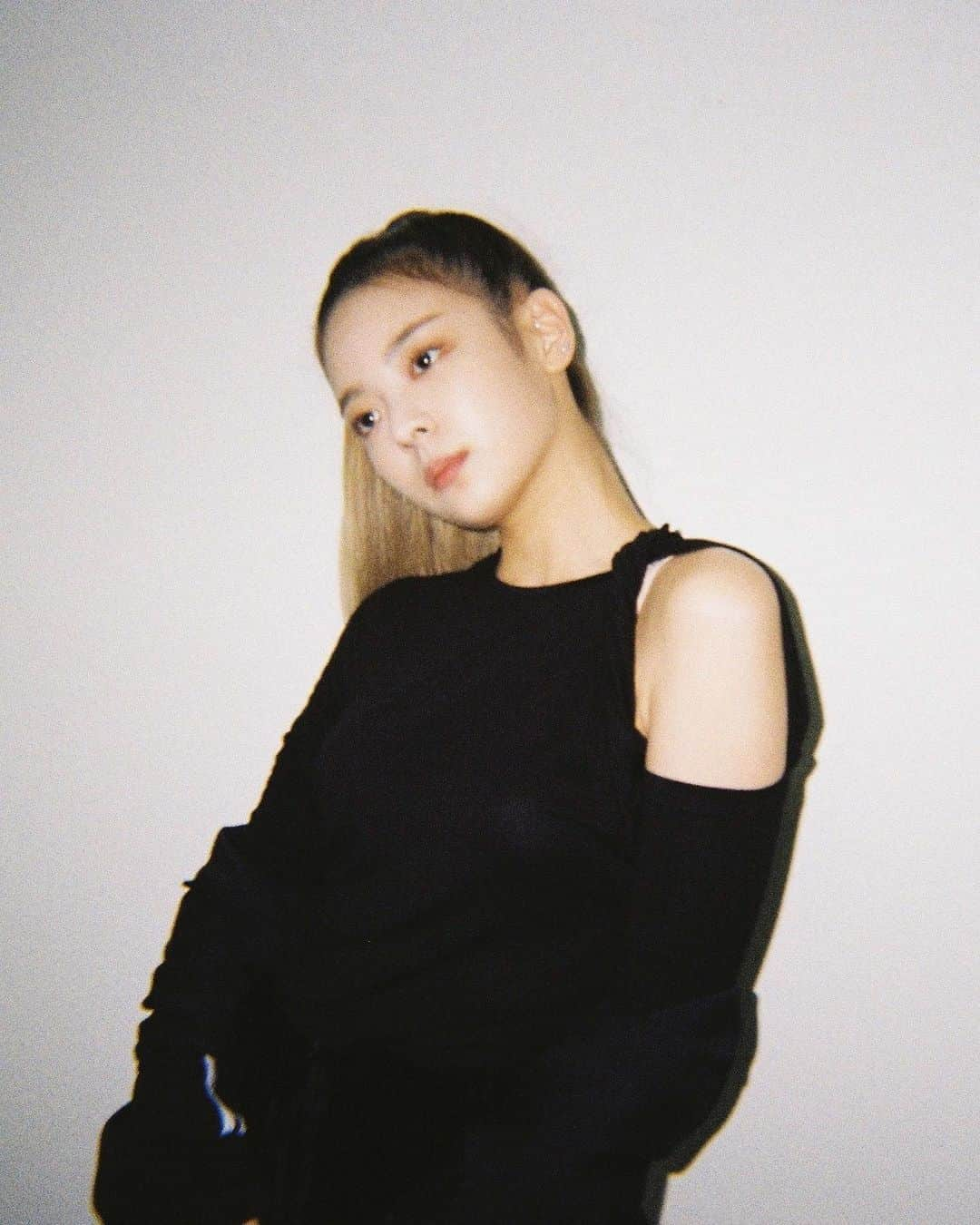 ITZYさんのインスタグラム写真 - (ITZYInstagram)「ITZY Performance Practice | MAMA 2021 📸 Film Photography #LIA #CHAERYEONG #MAMA #2021MAMA」12月11日 23時13分 - itzy.all.in.us