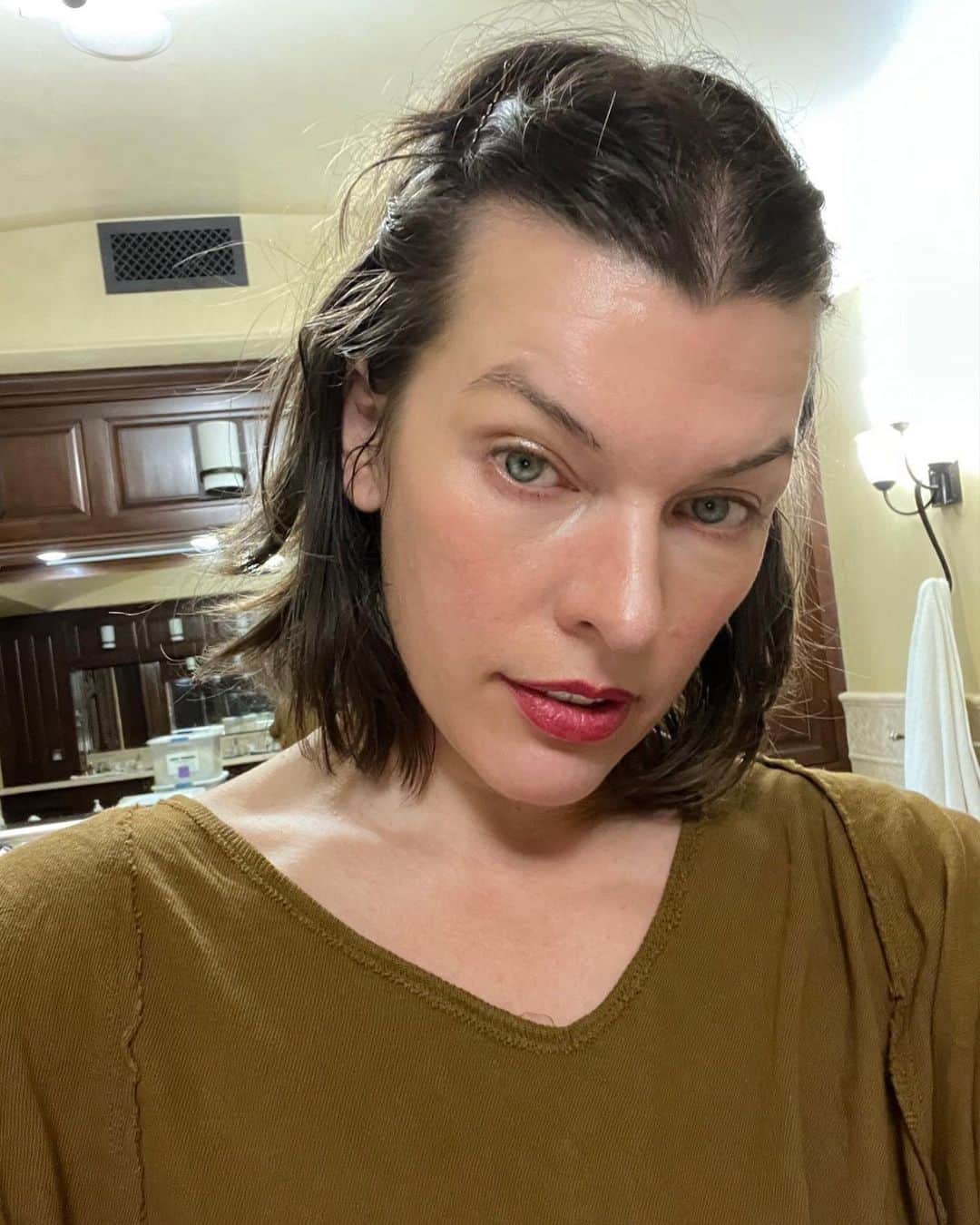ミラ・ジョヴォヴィッチのインスタグラム：「A little peek into the last week😘  Now these moments look ideal. And they truly are. And their are a few reasons for that. 1. I have lots of help. I have two INCREDIBLE nannies who have been with my family for years and who are some of my nearest and dearest friends. My father lives with us and is always there. I have amazing friends and family who are constantly around bringing joy to our lives. 2. I have a husband who loves to be home with us and shares all the tough parts of parenting with me. 3. I have a career that I love and that’s been incredibly successful which gives me the financial privilege of spending a lot of time with my family. 4. Because of said privileged life, I have had access to abortion, used it and chose the right time to have children, with the right man. I CHOSE to have children. Because I WANTED them so much. I wanted to be a mother. I wanted to spend time with my family. I could afford children. I was able to live my life to the fullest before having children. They are not a burden but a joy. Because of laws like SB8 in Texas, these choices are now gone for so many women. And the women affected most are the ones living below the poverty line. They don’t have the privilege to wait and have babies when they want them and can truly give them the time and attention they demand. They won’t have the privilege of finishing their schooling and figuring out what they want to do with their OWN LIVES first. It’s heartbreaking. I read so many stories of child abuse and it’s laws like SB8 that will make child abuse statistics soar in the coming decade and longer. It’s staggering to think that in this day and age, people in power can talk about the right to choose when it comes to vaccines, but will dare take the right to choose from women when it comes to child birth. It’s state enforced pregnancy. It’s brutal that something which should be such a blessing is now a curse on so many women who can’t afford to travel out of state for help. Here’s some  links, people and org’s to support: @abortionfunds @thepinkhousedefenders @wholewomans @sistersong-woc @plannedparenthood @sarahsophief  @rallyandrise #abortionisessential #bansoffourbodies」