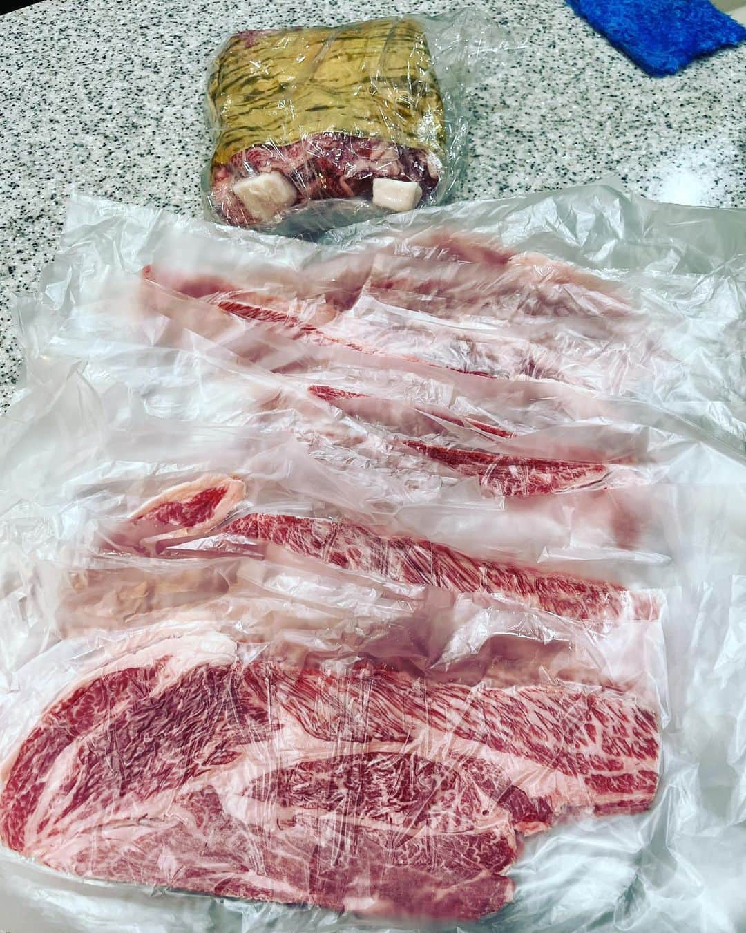 のインスタグラム：「米沢牛すき焼き肉2キロは，たっぷり，明日の次男坊や三男坊のすき焼きも買ってきました！ いい肉は、もうあまり食えないな！〆は北海親子丼！ 最高に美味かった！」