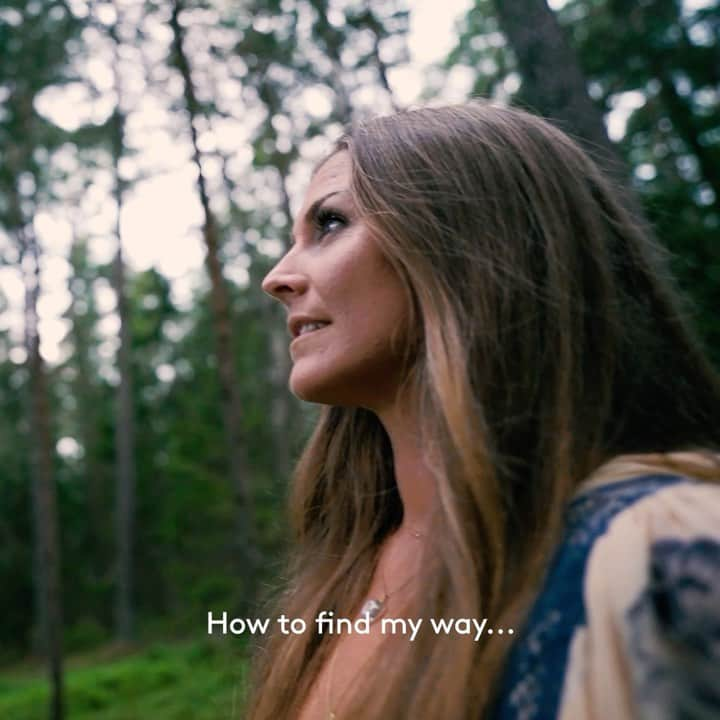 レイチェル・ブレイセンのインスタグラム：「I want to remember how to find my way home.  🍃🌾🌿  The 1-minute version of our HOME video deserves a spot in the grid so I am sharing it here today❤️ Every beautiful scene is the pure magic of Swedish nature. Which shot is your favorite? Tell me! Mine is the barefoot forest walk… Feels like childhood. Like home.  Enroll in the Home course before December 13 and join us for the course Welcome Party on zoom!!🥳🥳🥳 Go to www.yogagirl.com/homecourse (or click the link in my bio!) to learn more or to sign up.  I am SO proud of this creation🌙🥺  Poetry: @katie_luminary  Videography: @dennisfromsalad + @johanander_  Editing: @hennebergs   #home」