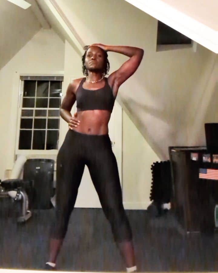 ルピタ・ニョンゴのインスタグラム：「Workout Tip: listen to music that makes you wanna WERK! #bodybonding  🎵 #todrickhall #NailsHairHipsHeels」