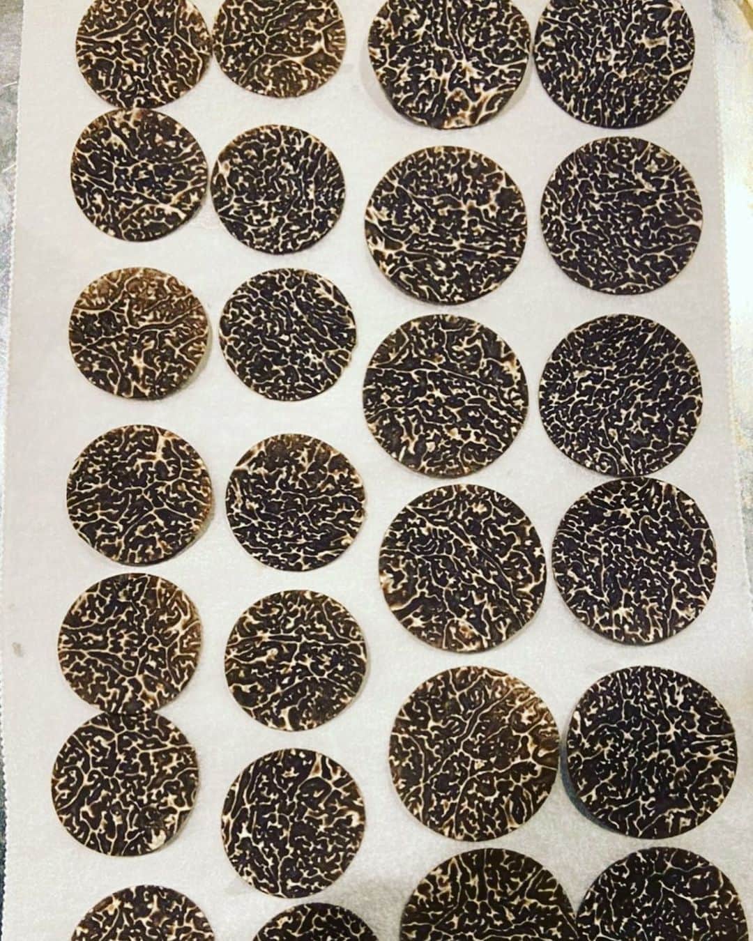 庄司夏子さんのインスタグラム写真 - (庄司夏子Instagram)「Black truffles with polka dots ⚪️⚫️⚪️⚫️⚪️⚫️⚪️ @ete.restaurant」12月12日 3時09分 - natsuko.ete