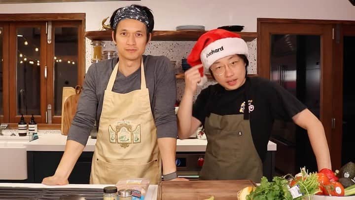 ハリー・シャム・ジュニアのインスタグラム：「Raided Jimmy’s Kitchen and cooked some yummy food. Bros on and off screen. Check out the full vid on his YouTube channel! @funnyasiandude #lovehard #merrychristmas #alliwantforchristmas is #sudadodepollo」