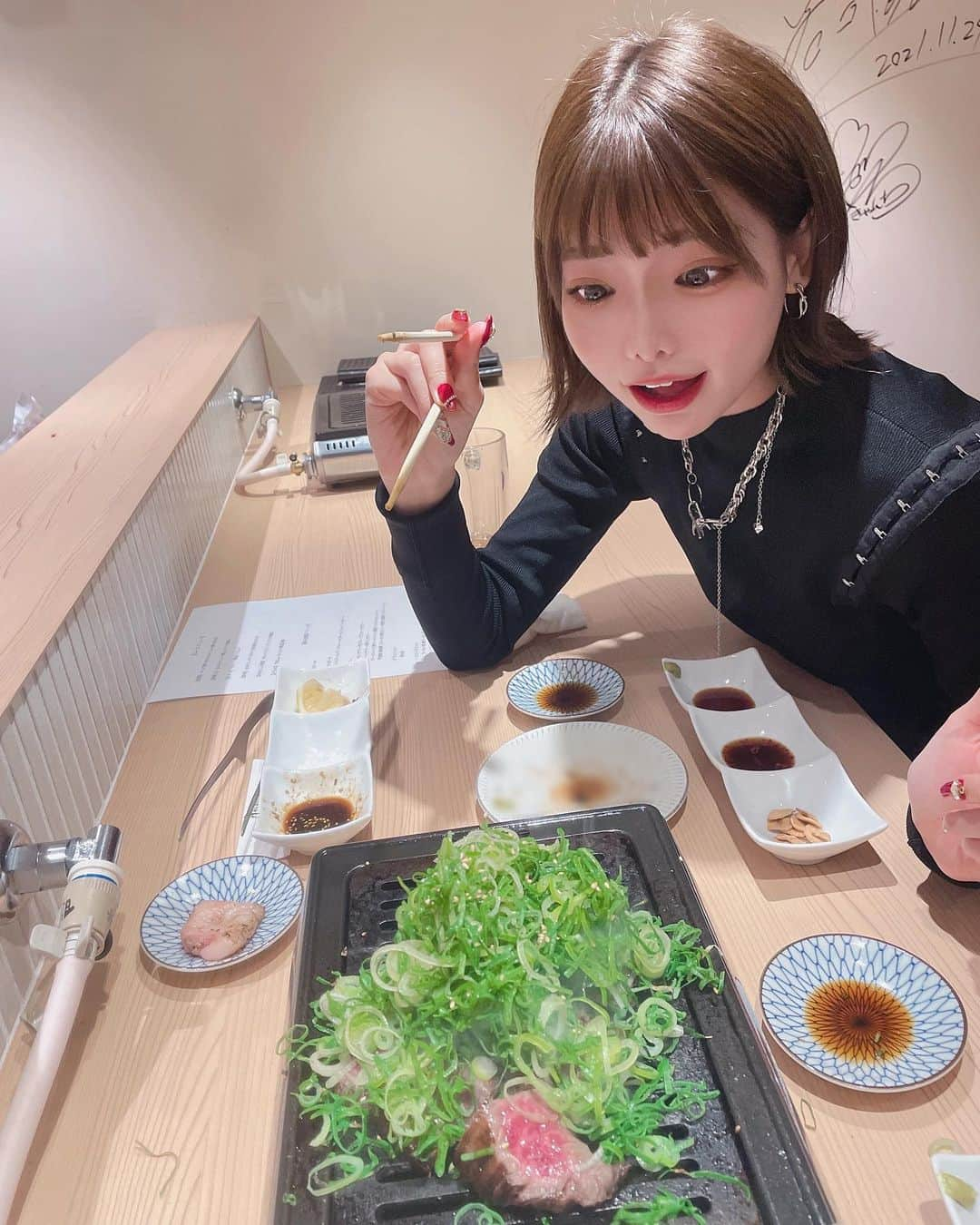 米倉みゆさんのインスタグラム写真 - (米倉みゆInstagram)「ネギ好きにはたまらない🥢🥢 ボンハラミ！(ハラミの塊焼) · · ナムル盛り合わせ タンの刺身 牛タン３種盛り合わせ 赤身盛り合わせ 🌟ボンハラミ 韓国冷麺 · 全部美味しかったけど、名物のネギだくボンハラミは柔らかくて贅沢すぎた～🍖 · なんかまたメニューの価格？が改定されて、お手軽なお値段になるらしい？！絶対また来よ😎✨ · なみちゃんと大人会🍑 大人会にふさわしく、カウンターのお席でしたわよん👶🏻笑 · 美味しい物を好きな子と食べると、お仕事がんばろーっておもうよね🔥 · · · · @nakameno.yakiniku.onishi #もぐもぐする米倉 #中目黒居酒屋 #東京グルメ #なかめのやきにくおおにし #中目黒 #中目黒グルメ #中目黒ランチ #中目黒駅 #東京観光 #東京ランチ #焼肉 #焼肉ランチ #焼肉デート #焼肉ディナー #美味しい #美味しいご飯 #美味しいお店 #グルメ女子 #グルメスタグラム #オシャレなお店 #インスタ映え #インスタ映えスポット #インスタ映え料理 #ハラミ #メルトザレディ #meltthelady #yakiniku #nakameguro #food  #dinner」12月12日 16時33分 - yone__miyu630