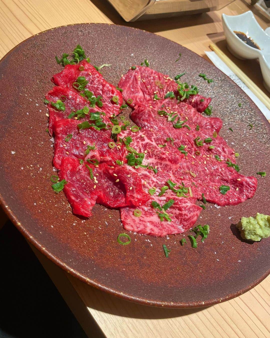 米倉みゆさんのインスタグラム写真 - (米倉みゆInstagram)「ネギ好きにはたまらない🥢🥢 ボンハラミ！(ハラミの塊焼) · · ナムル盛り合わせ タンの刺身 牛タン３種盛り合わせ 赤身盛り合わせ 🌟ボンハラミ 韓国冷麺 · 全部美味しかったけど、名物のネギだくボンハラミは柔らかくて贅沢すぎた～🍖 · なんかまたメニューの価格？が改定されて、お手軽なお値段になるらしい？！絶対また来よ😎✨ · なみちゃんと大人会🍑 大人会にふさわしく、カウンターのお席でしたわよん👶🏻笑 · 美味しい物を好きな子と食べると、お仕事がんばろーっておもうよね🔥 · · · · @nakameno.yakiniku.onishi #もぐもぐする米倉 #中目黒居酒屋 #東京グルメ #なかめのやきにくおおにし #中目黒 #中目黒グルメ #中目黒ランチ #中目黒駅 #東京観光 #東京ランチ #焼肉 #焼肉ランチ #焼肉デート #焼肉ディナー #美味しい #美味しいご飯 #美味しいお店 #グルメ女子 #グルメスタグラム #オシャレなお店 #インスタ映え #インスタ映えスポット #インスタ映え料理 #ハラミ #メルトザレディ #meltthelady #yakiniku #nakameguro #food  #dinner」12月12日 16時33分 - yone__miyu630