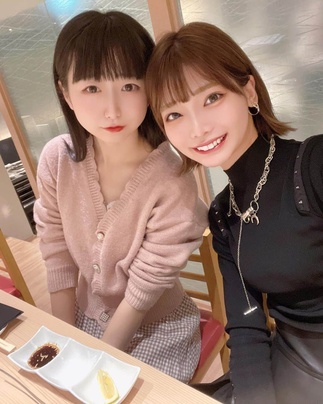 米倉みゆさんのインスタグラム写真 - (米倉みゆInstagram)「ネギ好きにはたまらない🥢🥢 ボンハラミ！(ハラミの塊焼) · · ナムル盛り合わせ タンの刺身 牛タン３種盛り合わせ 赤身盛り合わせ 🌟ボンハラミ 韓国冷麺 · 全部美味しかったけど、名物のネギだくボンハラミは柔らかくて贅沢すぎた～🍖 · なんかまたメニューの価格？が改定されて、お手軽なお値段になるらしい？！絶対また来よ😎✨ · なみちゃんと大人会🍑 大人会にふさわしく、カウンターのお席でしたわよん👶🏻笑 · 美味しい物を好きな子と食べると、お仕事がんばろーっておもうよね🔥 · · · · @nakameno.yakiniku.onishi #もぐもぐする米倉 #中目黒居酒屋 #東京グルメ #なかめのやきにくおおにし #中目黒 #中目黒グルメ #中目黒ランチ #中目黒駅 #東京観光 #東京ランチ #焼肉 #焼肉ランチ #焼肉デート #焼肉ディナー #美味しい #美味しいご飯 #美味しいお店 #グルメ女子 #グルメスタグラム #オシャレなお店 #インスタ映え #インスタ映えスポット #インスタ映え料理 #ハラミ #メルトザレディ #meltthelady #yakiniku #nakameguro #food  #dinner」12月12日 16時33分 - yone__miyu630