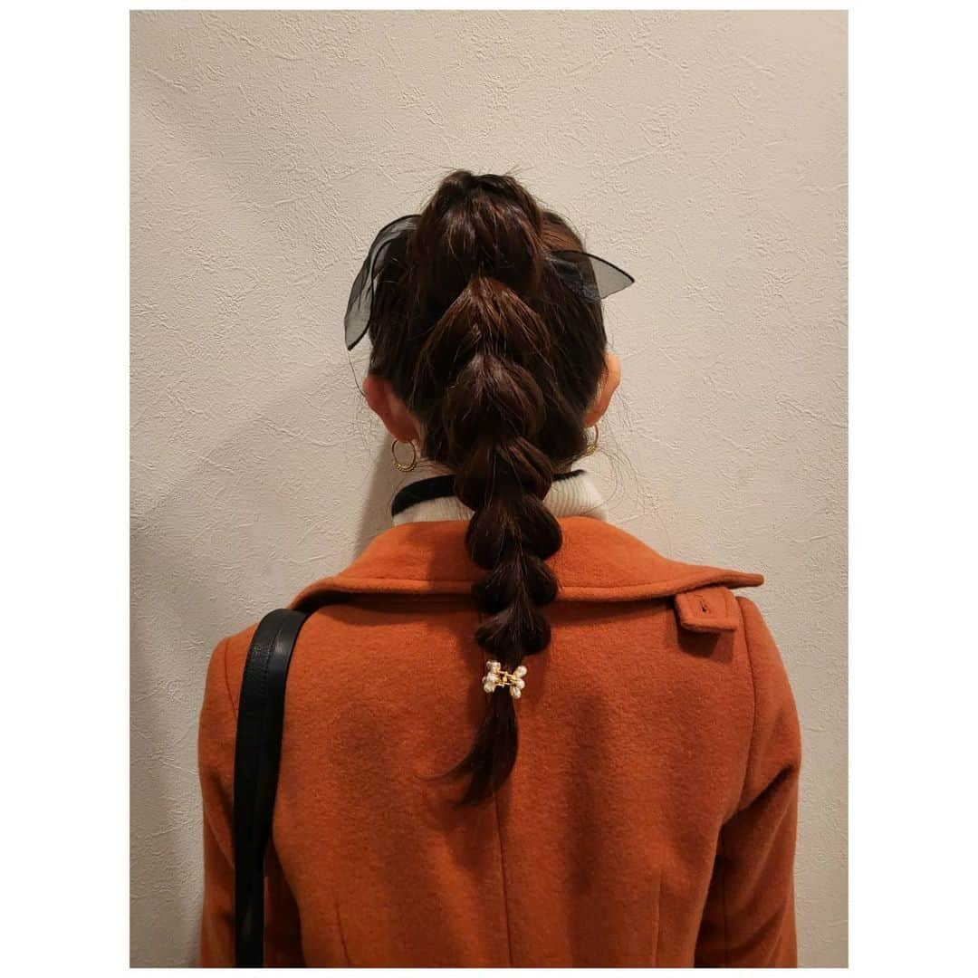 足立梨花さんのインスタグラム写真 - (足立梨花Instagram)「今回の #わた婚 では可愛いヘアアレンジをたくさん調べてチャレンジしてます💛  おすぎさんのおかげ😍 @riekosugimura   わかりやすい写真探してたら、3枚目が一番わかりやすかった笑 スペードみたいな髪の毛になってます！  #私たち結婚しました #ウギョル #우리결혼했어요 #ヘアアレンジ   あ。本日21時頃インスタライブしまーす！」12月12日 16時35分 - adacchee