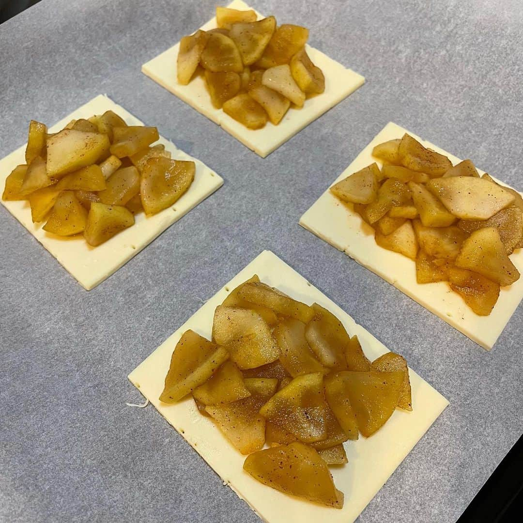 南條早紀さんのインスタグラム写真 - (南條早紀Instagram)「【お菓子づくり🍎】  日曜日、いかがお過ごしですか！  私は久しぶりにお菓子作り！ アップルパイを焼きました🥰  中につめるりんごはレンジでチン、 パイシートは冷凍のを使ってお手軽に！  それでも焼きたてに勝るものはなくて とても美味しくできました🎶  オーブンをものすごく久しぶりに稼働させたら ｳｫｫｫｫﾝ！みたいな音してて、 大丈夫かなと心配になったけど 嬉しかったのだと思いたい。笑  あと、今度お菓子作るときは ちゃんと映える写真撮れるように バニラアイスとか飾りのミントとか 用意したいな(*´-`)笑  #お菓子作り #お菓子づくり #休日 #休日の過ごし方 #アップルパイ #アップルパイ作り #🍎 #🥧 #アナウンサー #南條早紀 #早紀飯 #なんじょうのにちじょう」12月12日 16時37分 - nanjo_saki