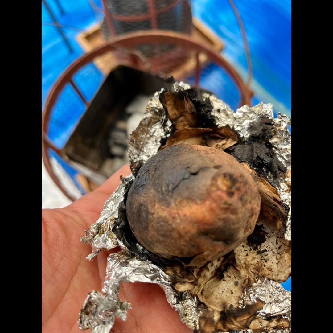 木村拓哉さんのインスタグラム写真 - (木村拓哉Instagram)「⁡ ⁡ ⁡ 「今日も現場ならではのお楽しみを！ スタッフのお父さんが送ってくれた安納芋を炭火の中へ……。味も格別、気持ちも満たされました‼︎ ご馳走様でした。」 ⁡ STAYSAFE‼︎ ⁡ 拓哉 #木村拓哉#TakuyaKimura」12月12日 15時59分 - takuya.kimura_tak