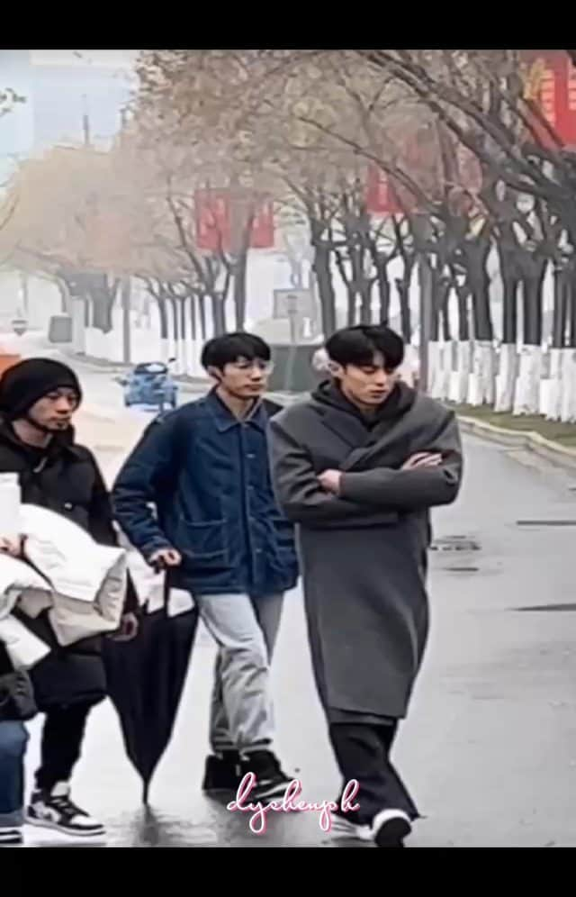 シェン・ユエ（Dylan Wang & Shen Yue）のインスタグラム：「#DylanWang spotted freezing outside 😜😜  Please always keep your body warm and heated.」