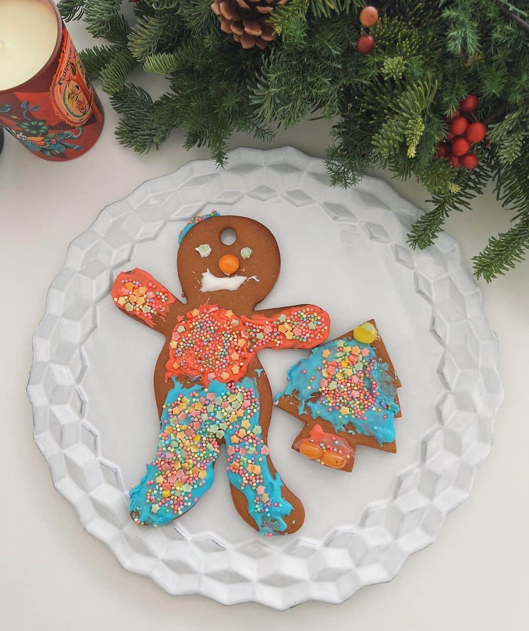 翁安芸さんのインスタグラム写真 - (翁安芸Instagram)「Gingerbread Man & Tree🎄💫🎅🏻  娘がカラフルにデコレーションしたジンジャーブレッドマンとクリスマスツリー💖  ブリコラージュでも可愛いブリコちゃんという名のパンを見つけたので、娘におみやげ❤️   何かと慌ただしく忙しい師走。こんなかわいいものを目にして癒されます🥰✨  #holidayseason #gingerbreadcookies」12月12日 16時05分 - akinyc