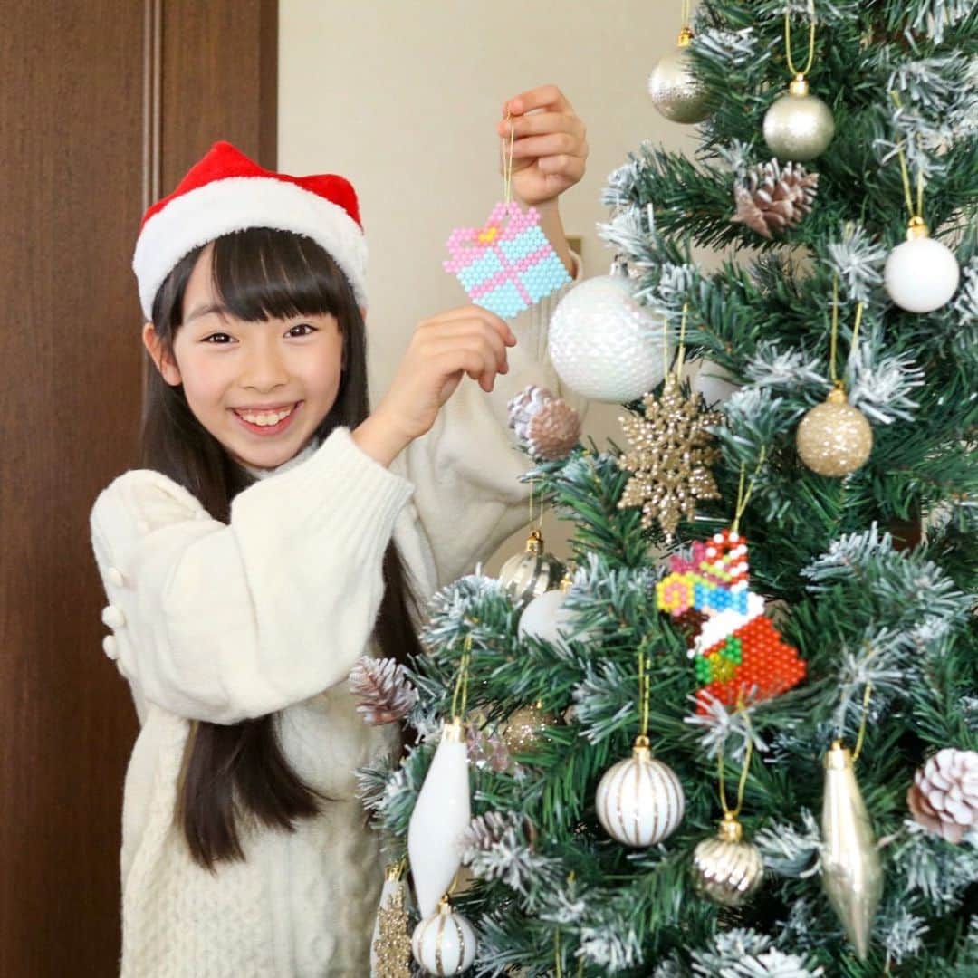 Akiのインスタグラム：「12/12 ・ 全然どうでもいい話なんだけど ・ 今日お昼寝していたら 尋常じゃないぐらい嫌な夢を見て ・ 嫌な夢を見て起きた時 忘れないうちに全てメモに書き起こして 夢占いググるタイプなんだけど✍️← ・ #同じ人挙手 ・ ・ あまりにも内容がグロテスクというか 色々起こりすぎてて ・ どの夢占いにもヒットしなくて毎回悶々とする← ・ ・ 全然普段占いとか行かないけど こういう時切実に見てほしいと思っちゃう🥺 ・ #メンタル絹豆腐 ・ ・ ・ そんなことより アクアビーズDXキャリーバッグを使って 娘とオーナメント作りをしました🎄 ・  @aquabeads_jp  ・ ・ このキャリーバッグ可愛くない？🥺🧳 ・ 香水瓶みたいな霧吹きカバーが入ってたり アクセサリーを作れるセットが入ってたり ・ ・ 全国のお父様お母様 ・ これクリスマスプレゼントに めちゃくちゃオススメです🎁 ・ ・ ・ ・ ・ #アクアビーズ#aquabeads#PR」