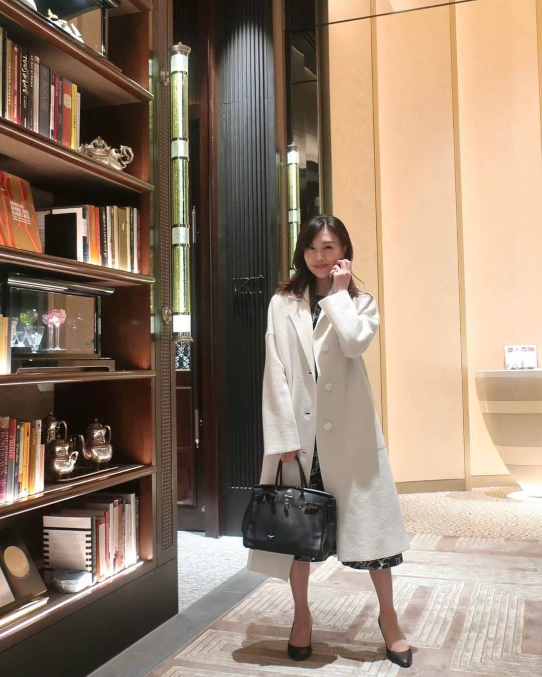 のインスタグラム：「#おはようございます  ・ 先日 #フォーシーズンズホテル東京大手町 の レストラン　#est に行きました。 @esttokyo  ・ #コートは お気に入りの　@lanvincollection のもの。 ・ 冬の白のコートって何か好きです。 ・ ・ #エストのお料理はまた投稿します♪ ・ #fashion  #coat ➡︎ @lanvincollection  #onepiece ➡︎ @setaichiro_official  #bag ➡︎ @hermes  #shoes ➡︎ @lanvin_en_bleu_womens  ・ ・ @fsotemachi  @esttokyo  #フォーシーズンズホテル  #フォーシーズンズホテル東京大手町  #ランチ  #ホテルランチ  #都内  #都内ホテル  #hotellunch  #lunch  #東京グルメ  #gourmet  #christmas  #christmastree」