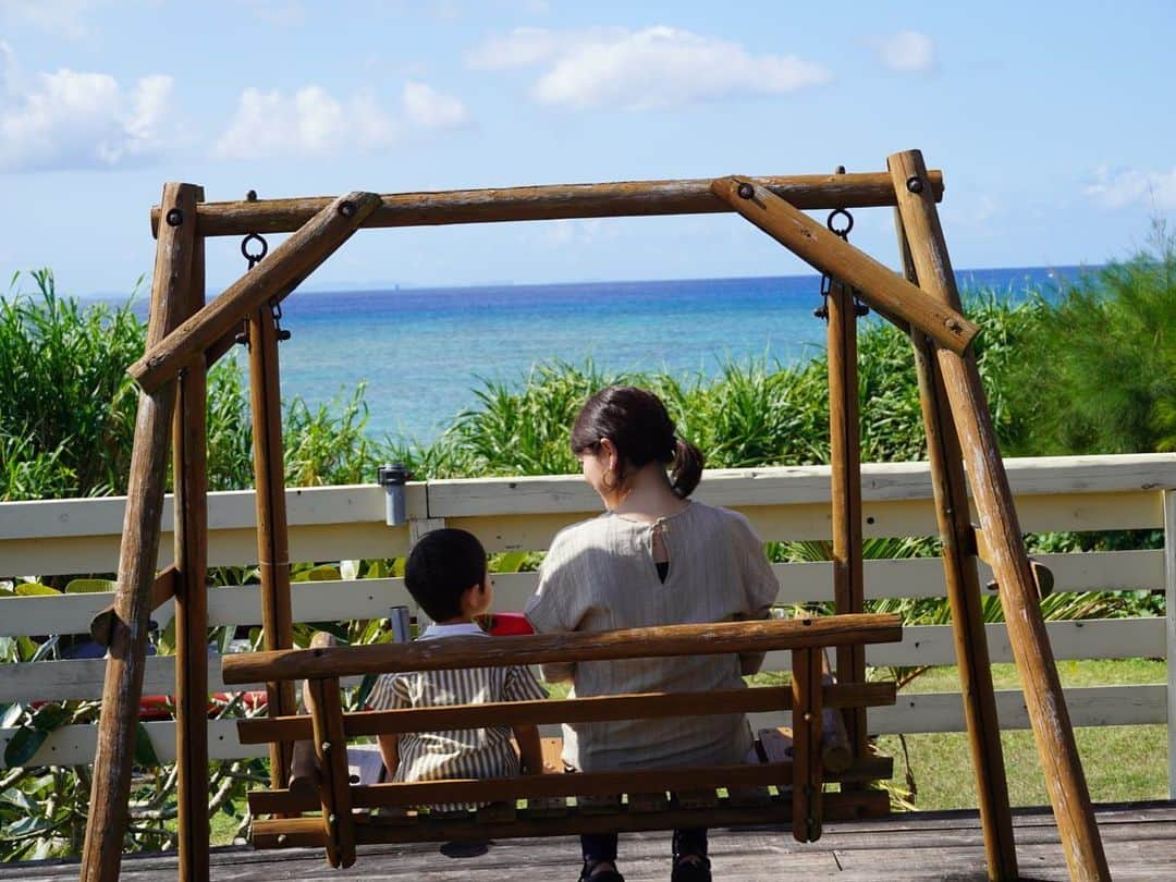 森麻季さんのインスタグラム写真 - (森麻季Instagram)「🏝  11月に行った沖縄 更新しますと言ったきり師走💦 というわけでまずはアクティビティー編  3歳児も出来たカヤック🚣‍♂️ ドローン撮影までしてくれました！ 海の温度は２ヶ月前、が目安らしく寒くもなかったみたいです 息子はカヤックの上から覗けるグラスも借りて、たくさんお魚見られたよーと大興奮で帰ってきました 終始見学の私ですが、暑くて汗かいて待った甲斐がありました  #沖縄旅行 #家族旅行 #沖縄旅行 #沖縄 #okinawa #アクティビティー #読谷村 #カヤック #シーカヤック #3歳 #3歳半 #子連れ旅行 #ドローン #第二子妊娠中」12月12日 8時56分 - maki.mori_m