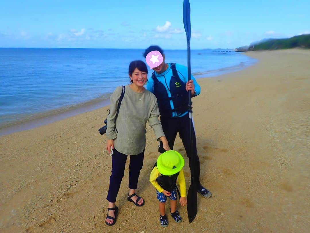 森麻季さんのインスタグラム写真 - (森麻季Instagram)「🏝  11月に行った沖縄 更新しますと言ったきり師走💦 というわけでまずはアクティビティー編  3歳児も出来たカヤック🚣‍♂️ ドローン撮影までしてくれました！ 海の温度は２ヶ月前、が目安らしく寒くもなかったみたいです 息子はカヤックの上から覗けるグラスも借りて、たくさんお魚見られたよーと大興奮で帰ってきました 終始見学の私ですが、暑くて汗かいて待った甲斐がありました  #沖縄旅行 #家族旅行 #沖縄旅行 #沖縄 #okinawa #アクティビティー #読谷村 #カヤック #シーカヤック #3歳 #3歳半 #子連れ旅行 #ドローン #第二子妊娠中」12月12日 8時56分 - maki.mori_m