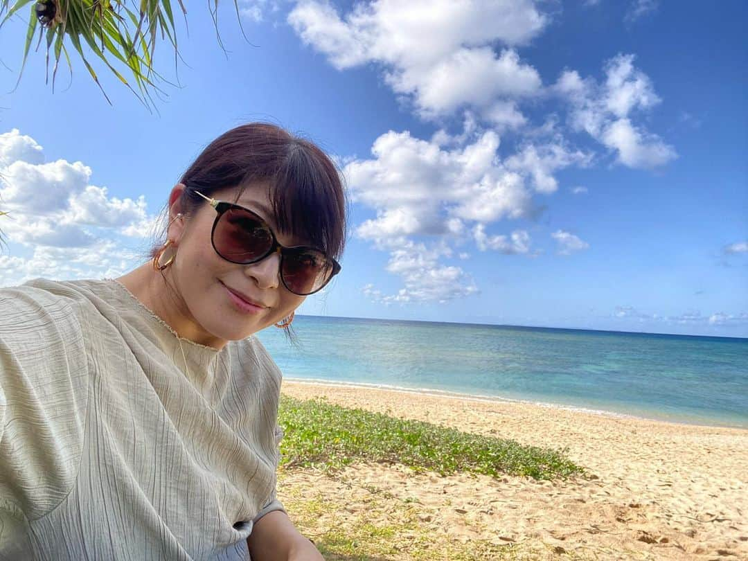 森麻季さんのインスタグラム写真 - (森麻季Instagram)「🏝  11月に行った沖縄 更新しますと言ったきり師走💦 というわけでまずはアクティビティー編  3歳児も出来たカヤック🚣‍♂️ ドローン撮影までしてくれました！ 海の温度は２ヶ月前、が目安らしく寒くもなかったみたいです 息子はカヤックの上から覗けるグラスも借りて、たくさんお魚見られたよーと大興奮で帰ってきました 終始見学の私ですが、暑くて汗かいて待った甲斐がありました  #沖縄旅行 #家族旅行 #沖縄旅行 #沖縄 #okinawa #アクティビティー #読谷村 #カヤック #シーカヤック #3歳 #3歳半 #子連れ旅行 #ドローン #第二子妊娠中」12月12日 8時56分 - maki.mori_m