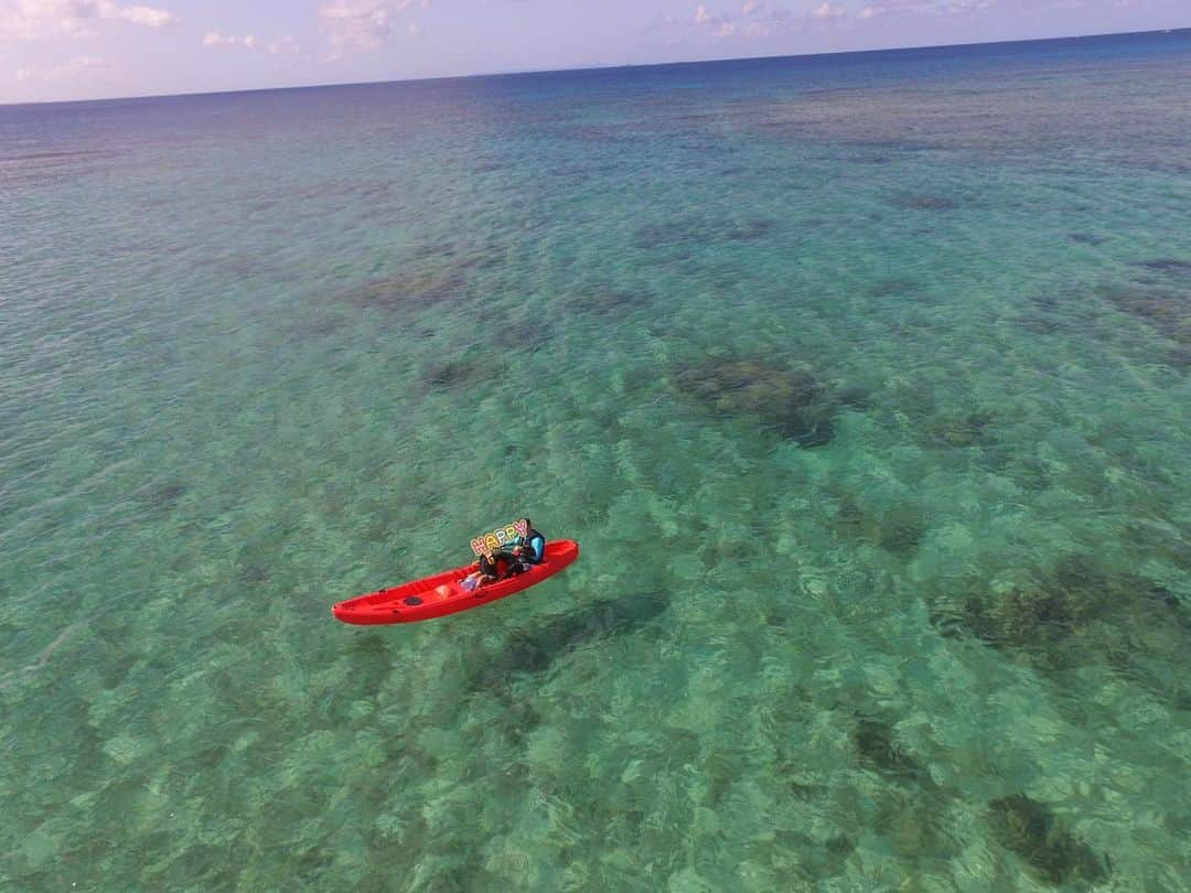 森麻季さんのインスタグラム写真 - (森麻季Instagram)「🏝  11月に行った沖縄 更新しますと言ったきり師走💦 というわけでまずはアクティビティー編  3歳児も出来たカヤック🚣‍♂️ ドローン撮影までしてくれました！ 海の温度は２ヶ月前、が目安らしく寒くもなかったみたいです 息子はカヤックの上から覗けるグラスも借りて、たくさんお魚見られたよーと大興奮で帰ってきました 終始見学の私ですが、暑くて汗かいて待った甲斐がありました  #沖縄旅行 #家族旅行 #沖縄旅行 #沖縄 #okinawa #アクティビティー #読谷村 #カヤック #シーカヤック #3歳 #3歳半 #子連れ旅行 #ドローン #第二子妊娠中」12月12日 8時56分 - maki.mori_m