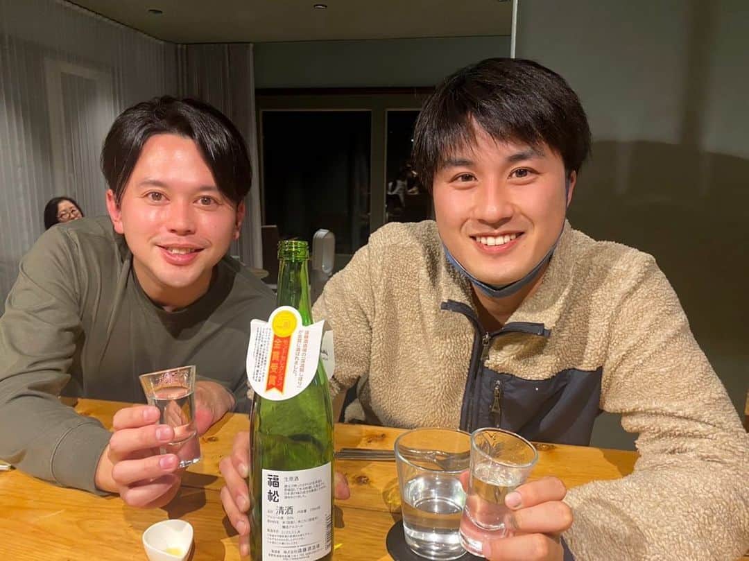 八木隆太郎のインスタグラム：「標茶町で川上くん😄 一緒にサウナと酒を酌み交わす♨️🍶  UHBのアナウンサーを辞めて1年ちょっと。 弟子屈町を起点に様々な町のあり方を見ている 大人になった1年ぶりの川上くん。 様々のことに踏み込んでいるからこそだな👏  自分は道都・札幌なので、政治、教育、商業、災害と幅広く見なくてはいけないけれど、 体張って取材してきた点が線となり、 様々なことにつながっていることも実感。  道東も札幌も同じ北海道。 やれることはたくさんある。  朝早い列車で赤潮視察に行ってきます🐟  #北海道 #道東 #釧路 #和商市場 #勝手丼 #赤潮」