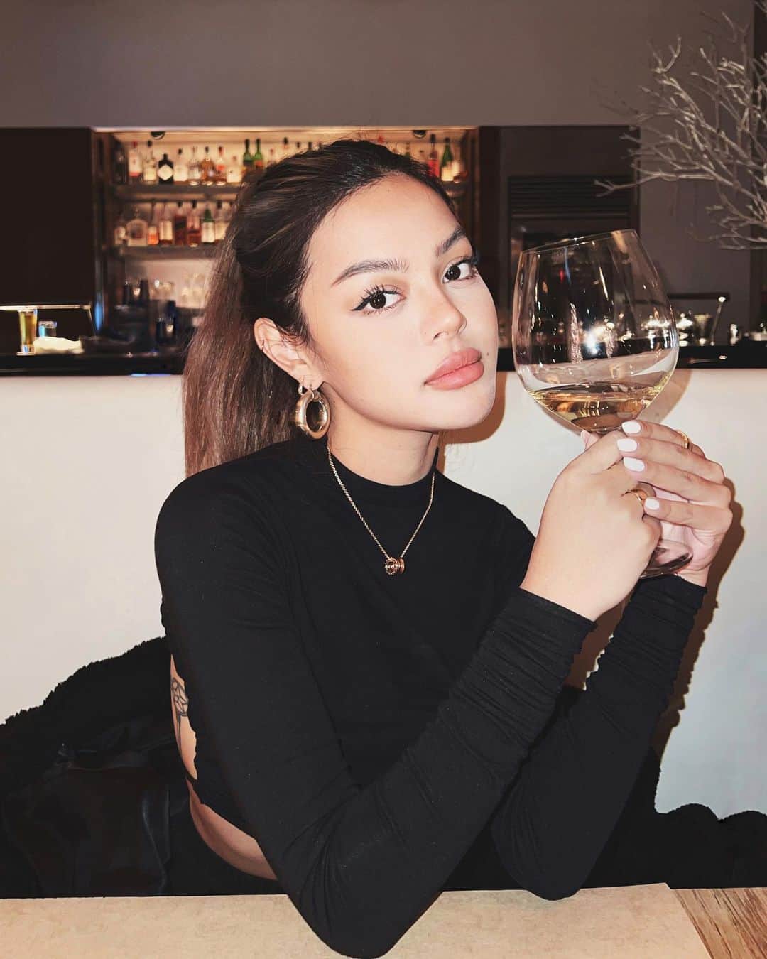 リリーマイマックのインスタグラム：「Cheers to New York 🥂wearing @bulgari」