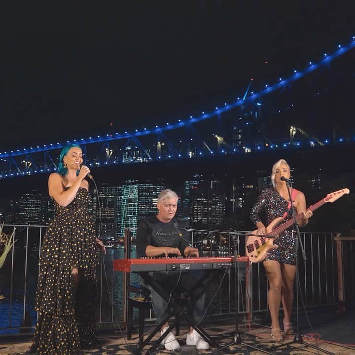 シェパードのインスタグラム：「We have a brand new music video out this morning - link is in our bio.   Christmas Without You (Official Acoustic Video) is out now showcasing Brisbane’s iconic @howardsmithwharves @felonsbarrelhall and the Story Bridge. We hope you love it!」