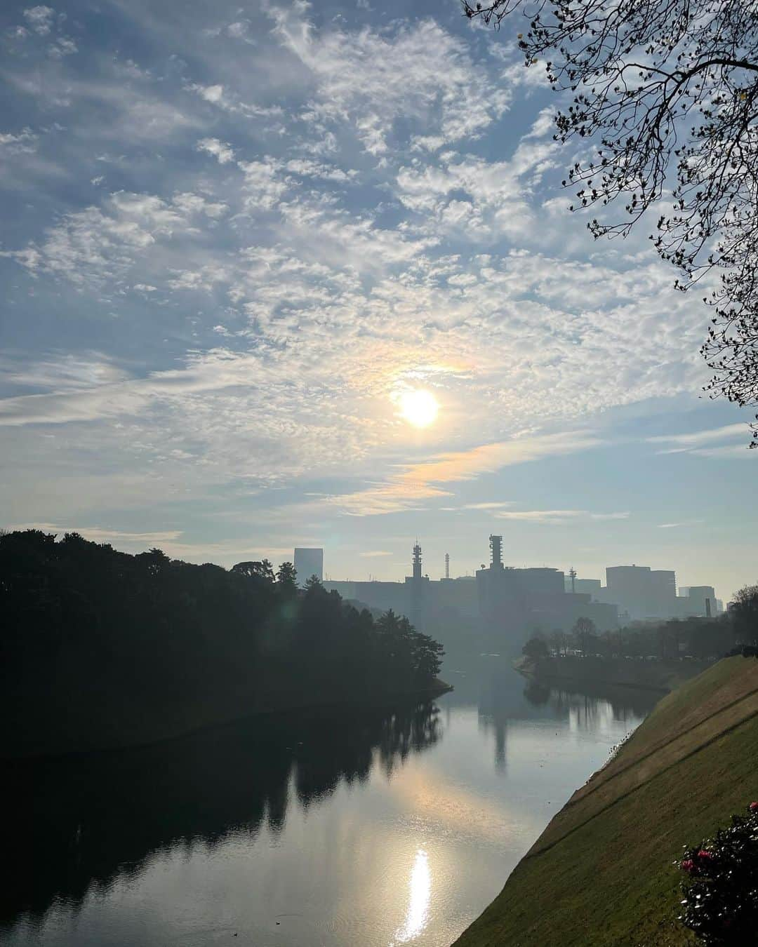 米澤有さんのインスタグラム写真 - (米澤有Instagram)「久しぶりに皇居を朝ランしてきました🏃‍♀️ 冬の朝の肌がピリッとする感じが心地良い☺️ #冬 #winter #朝ラン #朝ランニング #run #running #皇居ラン」12月12日 9時21分 - yu.u.yonezawa