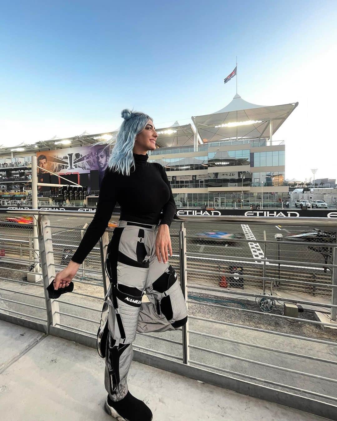 レイチェル・レビンのインスタグラム：「*btw my hairs blue now* AND I WAS IN ABU DHABI DURING RACE WEEK @ymcofficial @visitabudhabi #inabudhabi #thetimeisnow #abudhabigp」
