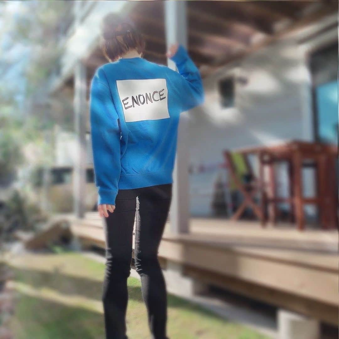 ぱちおまるのインスタグラム：「🤍💙 青空カラーのロゴスウェットどんぴしゃかわええでごんす #enonce #enoncetokyo  #まえうしろ」