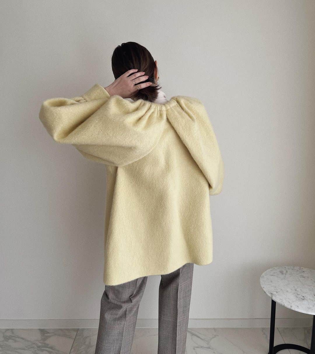 翁安芸さんのインスタグラム写真 - (翁安芸Instagram)「Love my yellow jacket coat from @ludlow_official 💛🐥💫🐝✨  ミモザの花のような優しい色合いに、丸いゴールドボタンの組み合わせが可愛い☺️ ジャケットとしても、ケープのようにも着れる素敵なデザイン。後ろ姿もお気に入り💛  Jacket #ludlow Bottom #drawer  Bag&Shoes #bottegaveneta  Earrings #vancleefarpels  Rings #aliita   #akiweng #翁安芸 #outfit #tokyo #ラドロー #ドゥロワー #ボッテガヴェネタ #アリータ」12月12日 16時47分 - akinyc