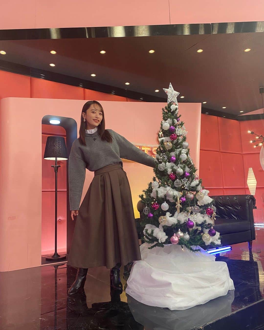 近藤千尋のインスタグラム：「最近は収録現場にツリーがあって ワクワク気持ちが上がる🤍🤍🎄 大好きな、やすともさんや皆さん にもお会いできて 収録中も笑いが止まらず オンエアがどうなっているか…💕笑 あぁ楽しかったなぁ❤  やすとも・友近のキメツケ！※あくまで個人の感想です カンテレ（火）午後7時57分～   12/21 オンエアです🎄🎄  ウェア @doublestandard_official  アクセサリー @daughtersjewelry  シューズ @dianashoespress」