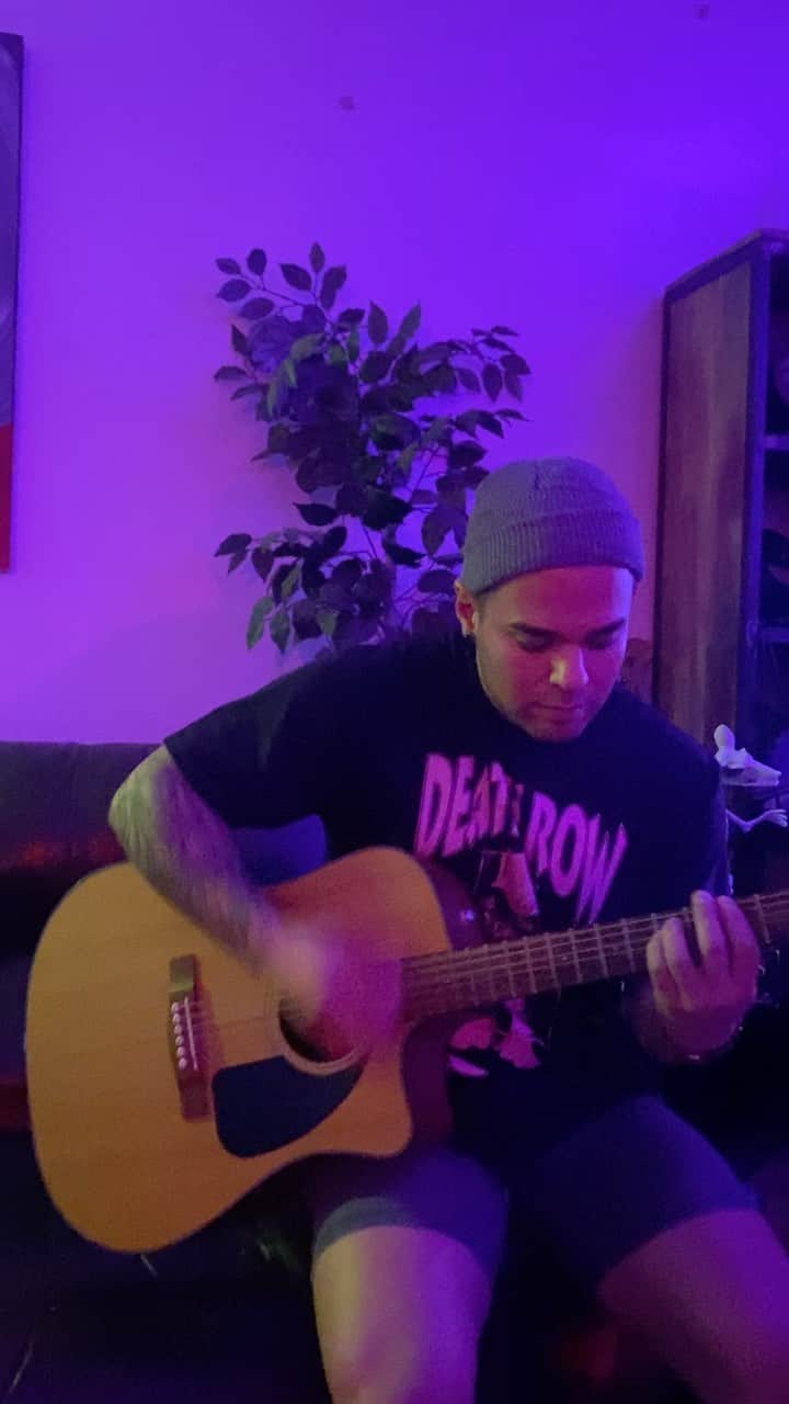 エディー・マーティンのインスタグラム：「Last nights jam session at my pad with the boys.   @art_lvft @georgeate @samban88   I was trying to sing loud cuz I had no mic and was trying to sing over the instruments.  But i sound like shit. lol.   Song is on Spotify btw.   Might do this reggae version if we can find time to rehearse more and book a studio.  If you know a studio Lemme know.」