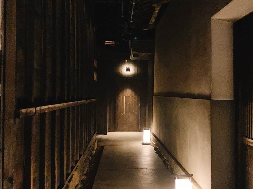 佐藤千晶さんのインスタグラム写真 - (佐藤千晶Instagram)「先日、長野県の奈良井宿へ。 江戸時代の街並みが今もなお残っています。 お風呂上がりに「どんぶく」を着ながら夜空を見上げると、星がものすごく綺麗で。 静かなひっそりとした夜が とても贅沢な時間に感じました。  #奈良井宿 #長野県 #宿場町 #中山道 #どんぶく　は宮城の言葉かな😊」12月12日 11時54分 - satochiaki125