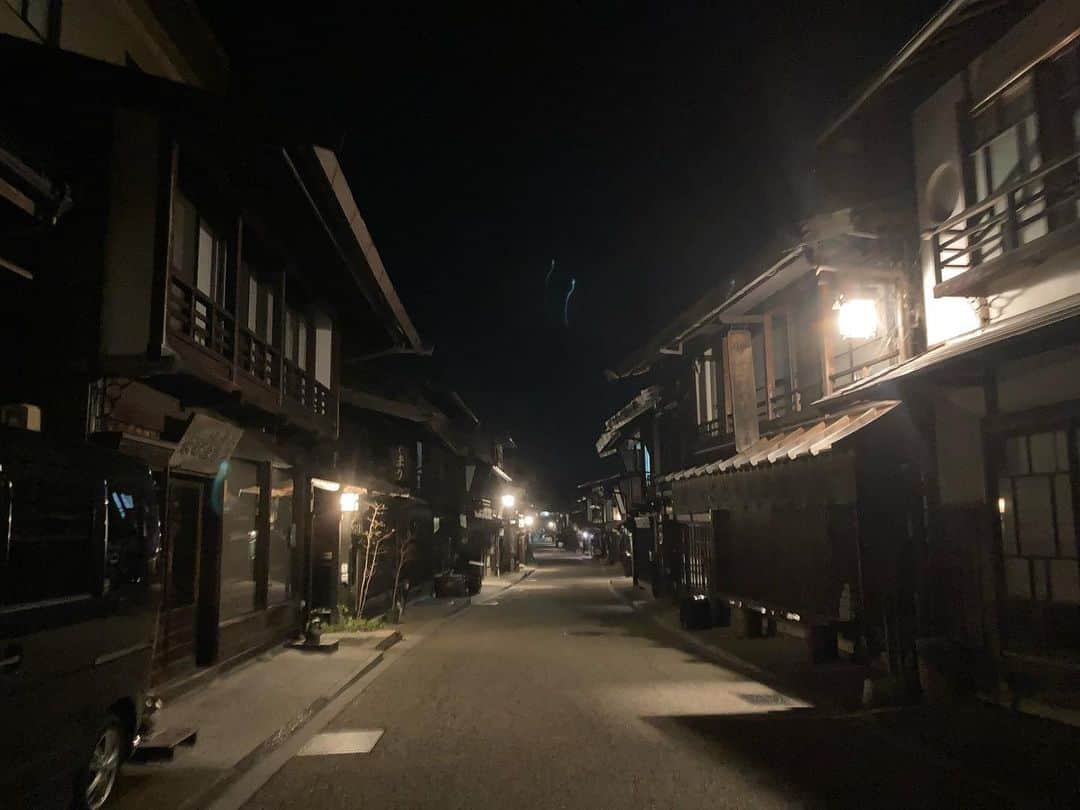 佐藤千晶のインスタグラム：「先日、長野県の奈良井宿へ。 江戸時代の街並みが今もなお残っています。 お風呂上がりに「どんぶく」を着ながら夜空を見上げると、星がものすごく綺麗で。 静かなひっそりとした夜が とても贅沢な時間に感じました。  #奈良井宿 #長野県 #宿場町 #中山道 #どんぶく　は宮城の言葉かな😊」