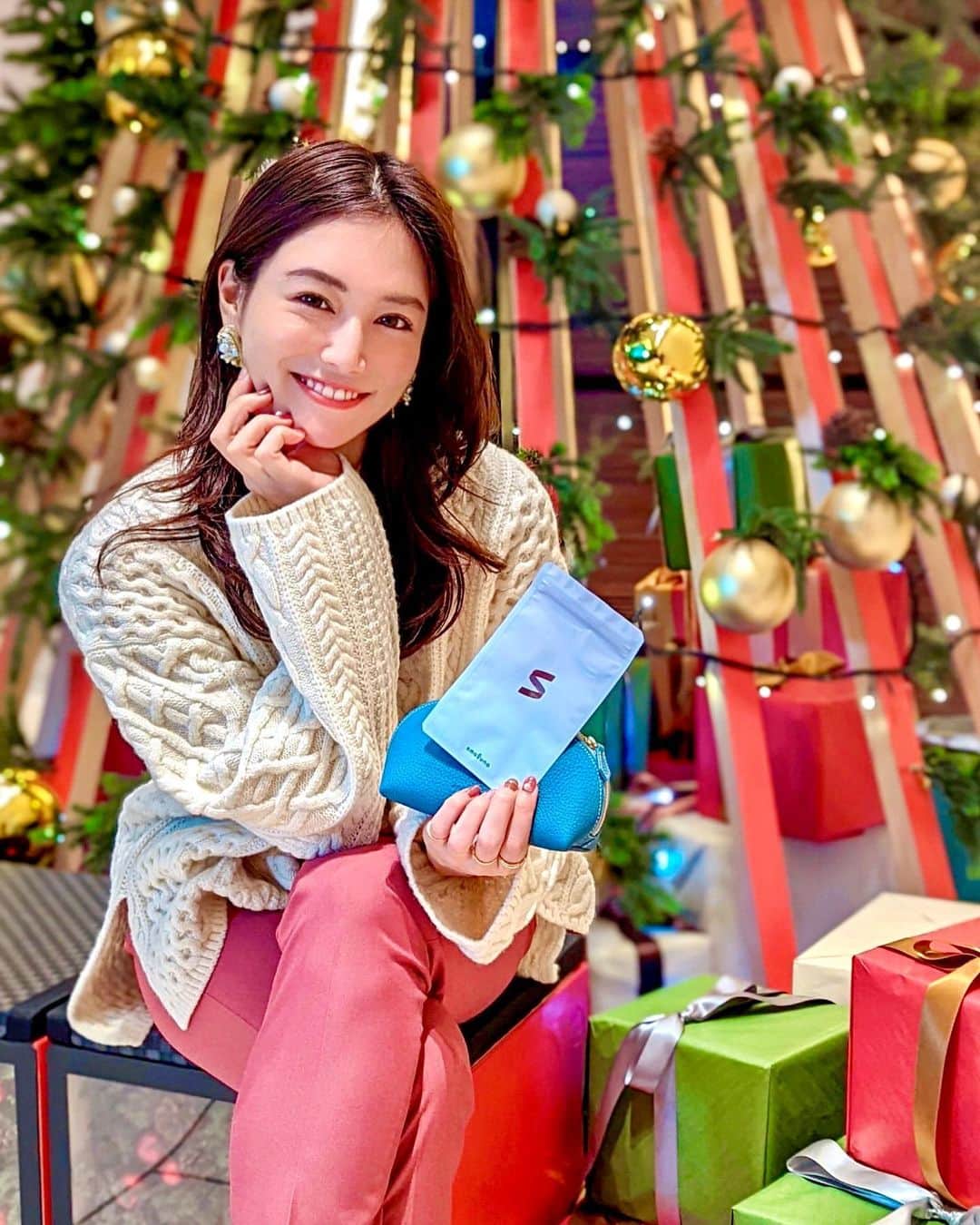 のインスタグラム：「こんにちは✨ . 最近街中がクリスマスムードで楽しいですね💕🎄 今日は女性のためのお薬のサービスのお話💊 . 累計50万人に利用されているピルのオンラインサービス、スマルナ✨ @smaluna_jp  . スマホで医師の診察を受けれてピルを処方してもらうことができちゃうの🙆‍♀️婦人科・産婦人科などの予約の必要がないから受付で診察を待つ必要がなし❣️ テキストチャットやビデオチャットで相談・診察が可能なので顔を合わさず、誰にも知られることなくピルを処方してもらうことができるんだ！ . 私は昔から結構生理痛がひどくて、腹痛もひどいし、吐き気がして出社するのも結構大変で🥲 最初は抵抗があったけど、医師に相談して低用量ピルを始めてから、生理痛が緩和されて普段の生活が本当楽になって、生理周期が安定したので旅行の予定など組みやすくなりました🙆‍♀️ なんでもっと早く相談してなかったんだろって今では思います🙆‍♀️ . もしPMSや生理痛で悩んでたりするのはぜひ診察受けてみてね✨ . コーデはこちら💁‍♀️ tops... @allureville_official  pants... @grl_official  . また更新するね💕 . #スマルナ #smaluna #ピル #低用量ピル #生理 #PMS #避妊 #sponsored #クリスマス #クリスマスツリー #クリスマスコーデ #grl #グレイル #アルアバイル #allureville #ピンクコーデ #ストレス解消 #薬 #サプリ #モーニングルーティン #生活習慣 #習慣 #レディースクリニック #クリニック #美容クリニック #婦人科 #生理痛 #生理痛改善 #生理痛緩和 #健康」