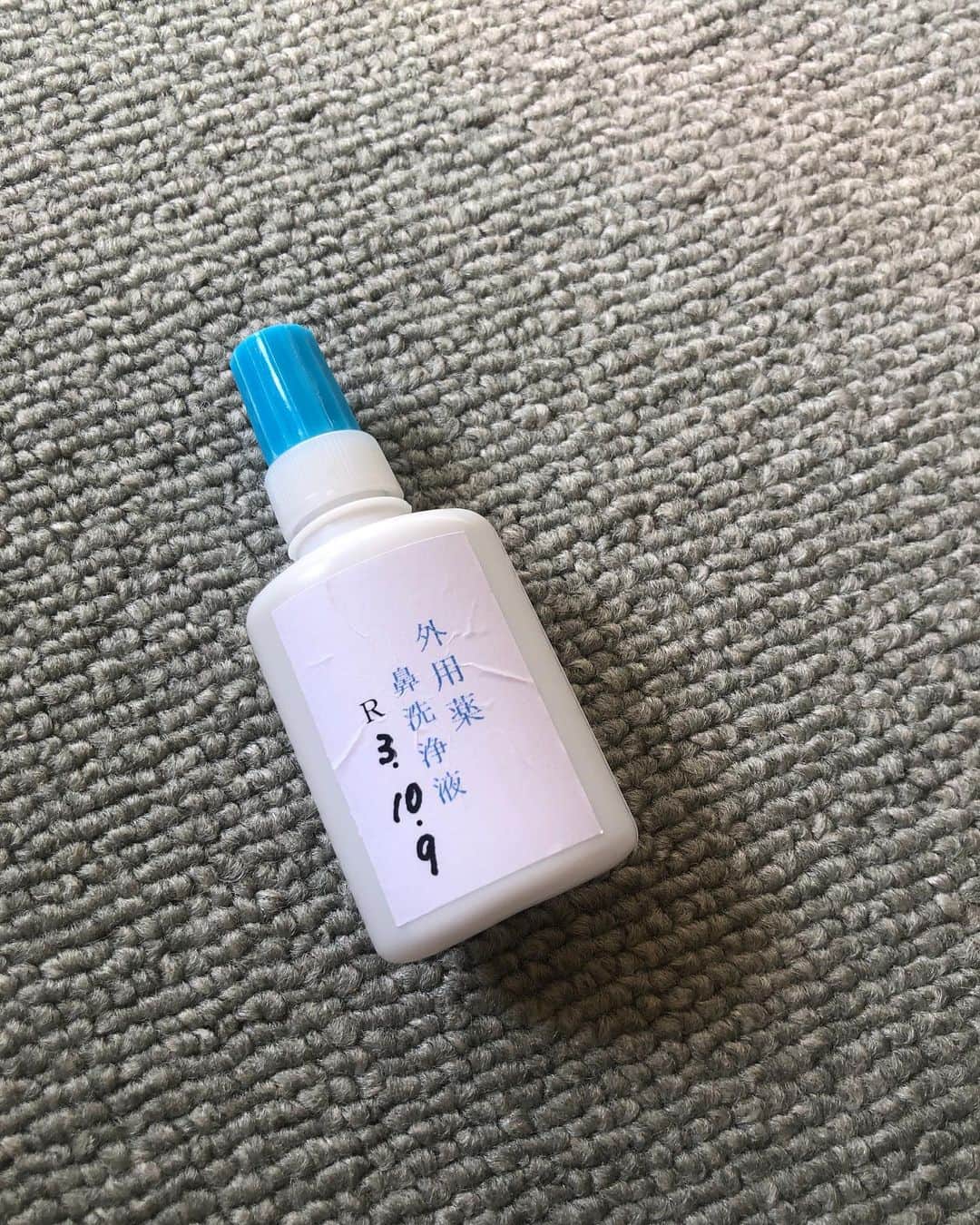 中野美奈子さんのインスタグラム写真 - (中野美奈子Instagram)「今週からまた寒くなるようですが、体調崩してないですか？ 我が家の赤ちゃんの鼻水問題。  今まで、口で吸い取るチューブを使っていましたが、思い切って電動を買いました。  何で今まで買わなかったーというくらいとれます∑(ﾟДﾟ) そしてお手入れが簡単。  下の子が夜泣きをして、耳を触っていたので病院にいったら中耳炎になっていて急遽購入。  お兄ちゃんは自分で吸引w 気持ちがいいらしい。  病院で出してもらった点鼻薬と併用するとよく取れます。 ちなみに、口コミが良いボンジュールもピジョンに取り付け可能でした！  赤ちゃんは痛いって言えないから、耳を触る、機嫌悪い、夜泣きしたら中耳炎の可能性もあるようです。  #電動鼻水吸引器  #ピジョン  #中耳炎 #鼻水  #生後6ヶ月  #5歳児  #夜泣き  #赤ちゃんのいる生活   #中野美奈子  #prじゃないです」12月12日 12時43分 - minako_nakano.official